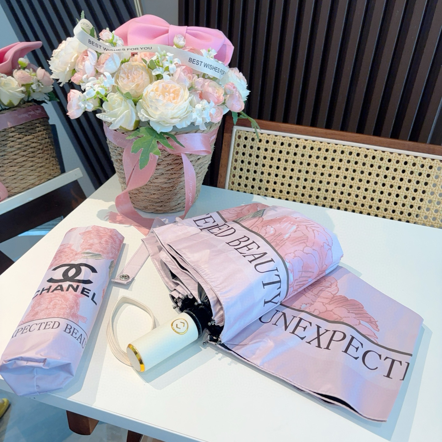  CHANEL（香奈儿）三折自动折叠晴雨伞 集合香奈儿灵魂LOGO为一体的设计风格高雅奢华 带在身上带来