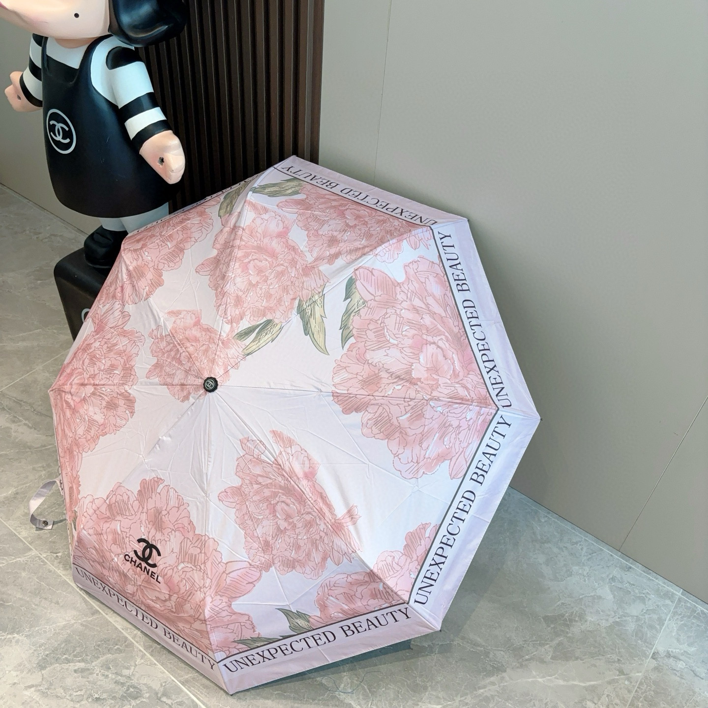  CHANEL（香奈儿）三折自动折叠晴雨伞 集合香奈儿灵魂LOGO为一体的设计风格高雅奢华 带在身上带来