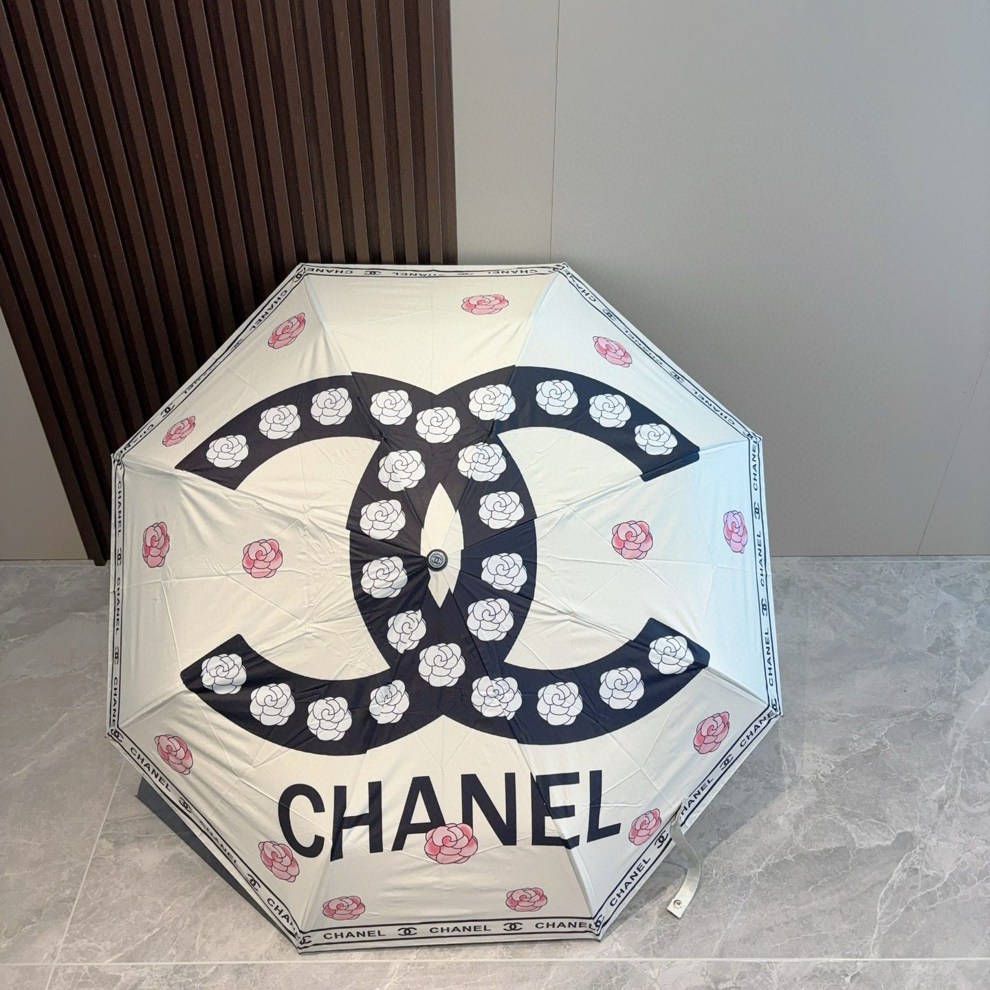  CHANEL（香奈儿）三折自动折叠晴雨伞 集合香奈儿灵魂LOGO为一体的设计风格高雅奢华 带在身上带来