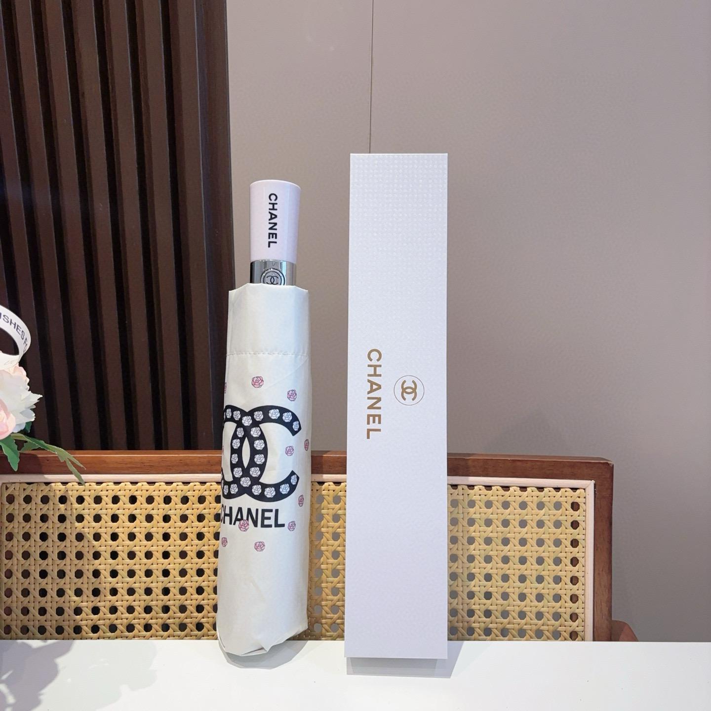  CHANEL（香奈儿）三折自动折叠晴雨伞 集合香奈儿灵魂LOGO为一体的设计风格高雅奢华 带在身上带来