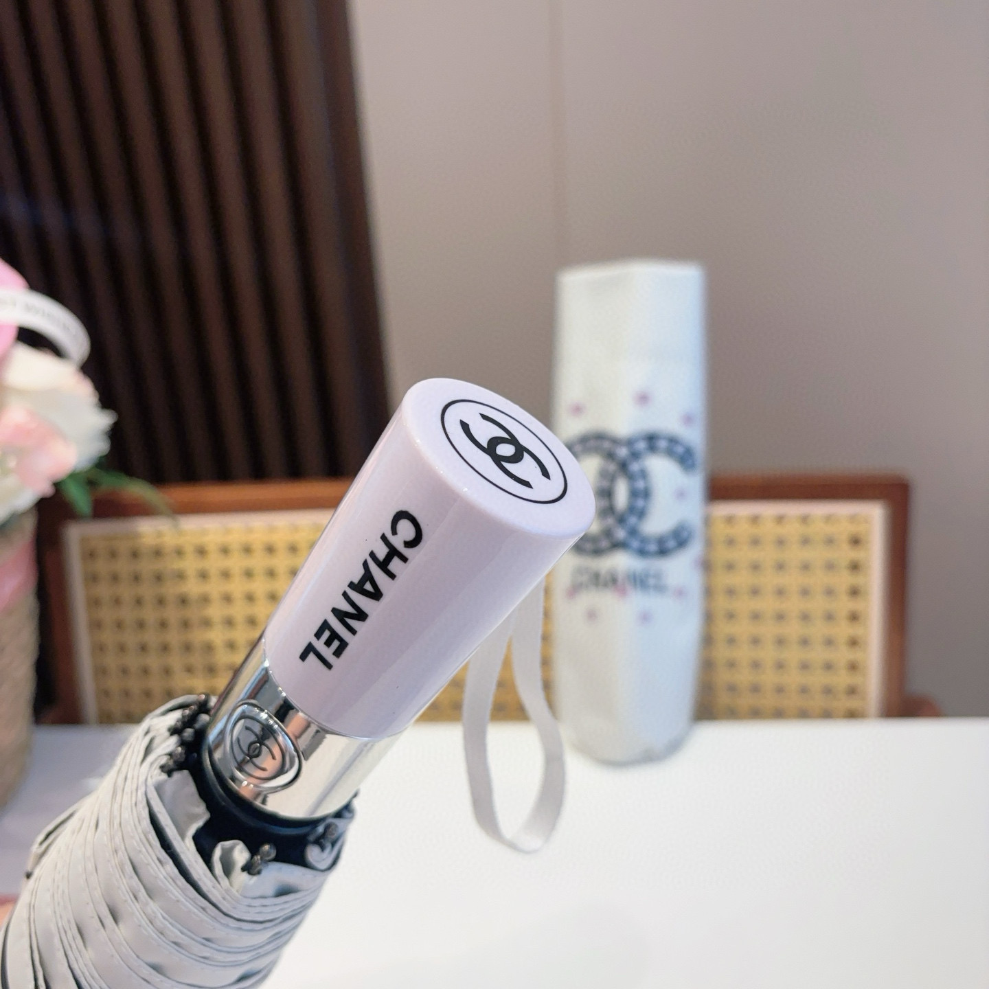 CHANEL（香奈儿）三折自动折叠晴雨伞 集合香奈儿灵魂LOGO为一体的设计风格高雅奢华 带在身上带来