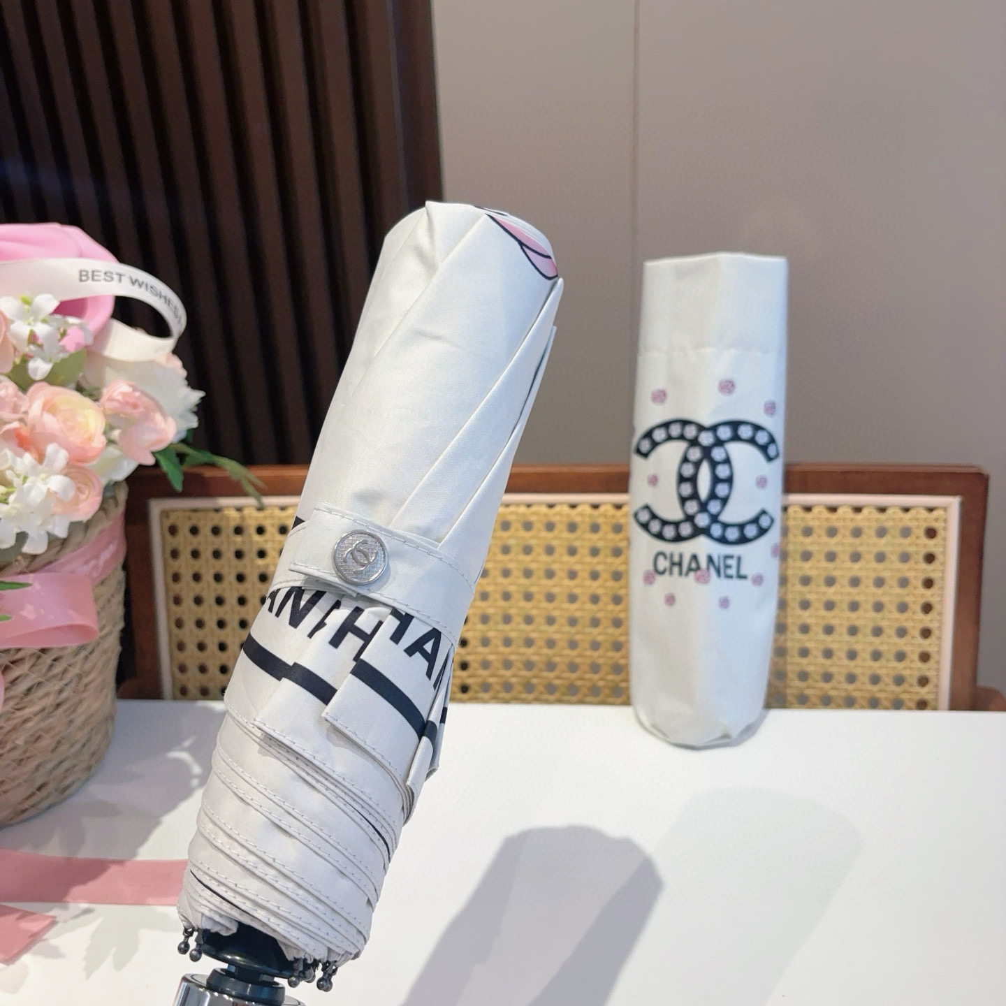  CHANEL（香奈儿）三折自动折叠晴雨伞 集合香奈儿灵魂LOGO为一体的设计风格高雅奢华 带在身上带来