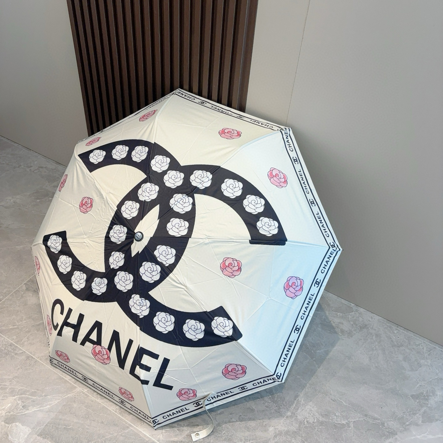  CHANEL（香奈儿）三折自动折叠晴雨伞 集合香奈儿灵魂LOGO为一体的设计风格高雅奢华 带在身上带来