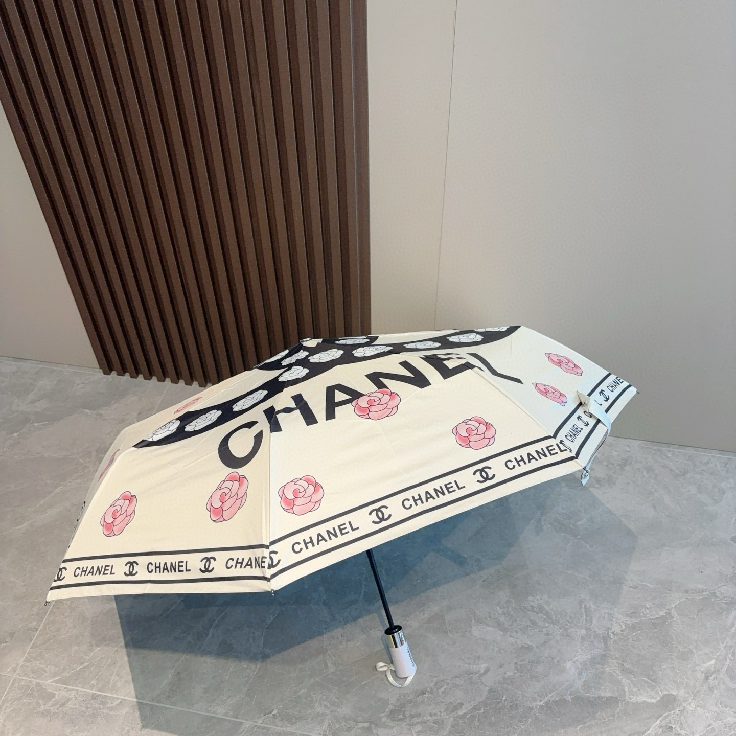  CHANEL（香奈儿）三折自动折叠晴雨伞 集合香奈儿灵魂LOGO为一体的设计风格高雅奢华 带在身上带来