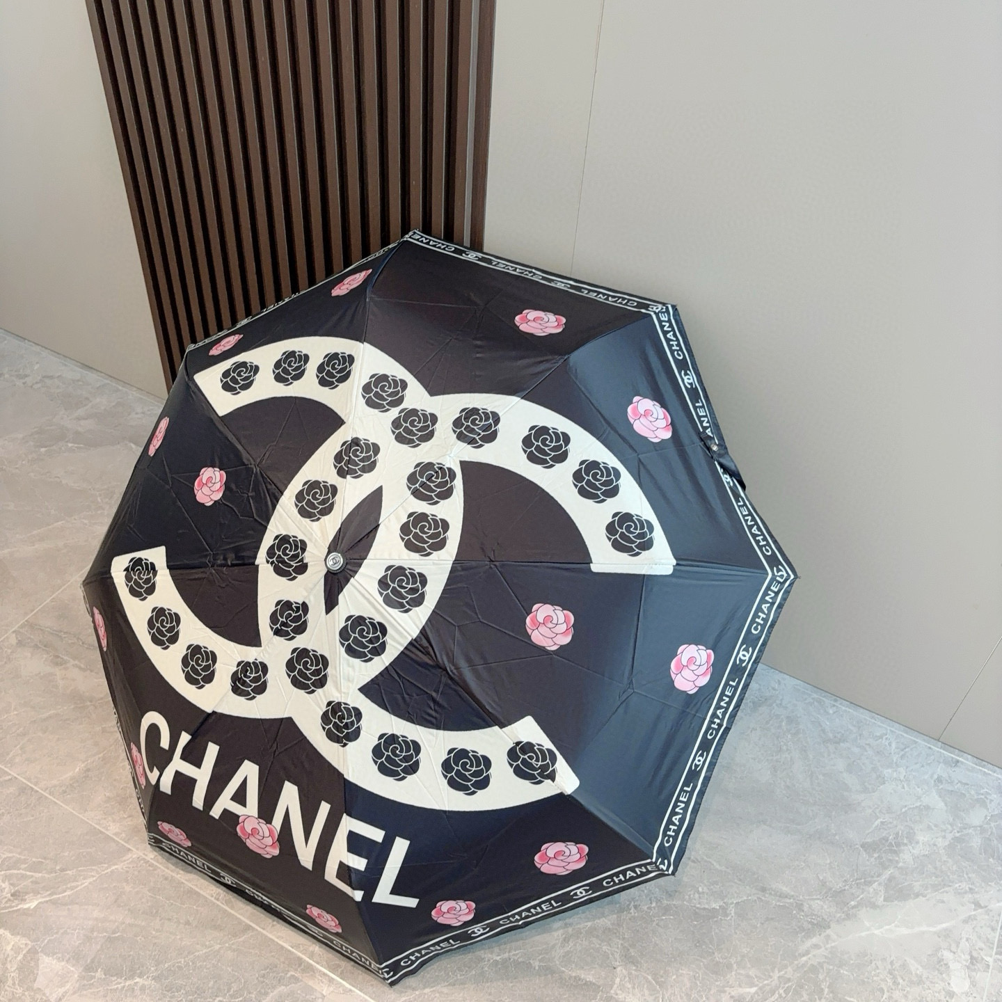  CHANEL（香奈儿）三折自动折叠晴雨伞 集合香奈儿灵魂LOGO为一体的设计风格高雅奢华 带在身上带来