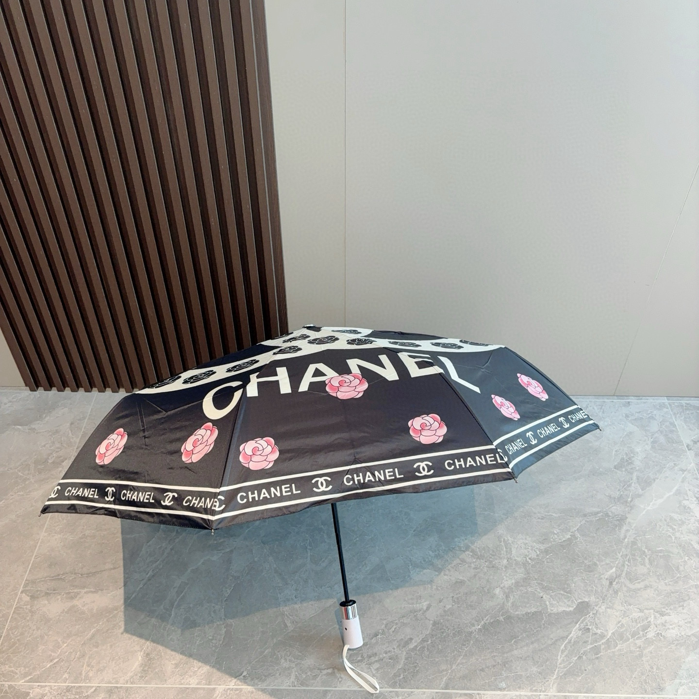  CHANEL（香奈儿）三折自动折叠晴雨伞 集合香奈儿灵魂LOGO为一体的设计风格高雅奢华 带在身上带来