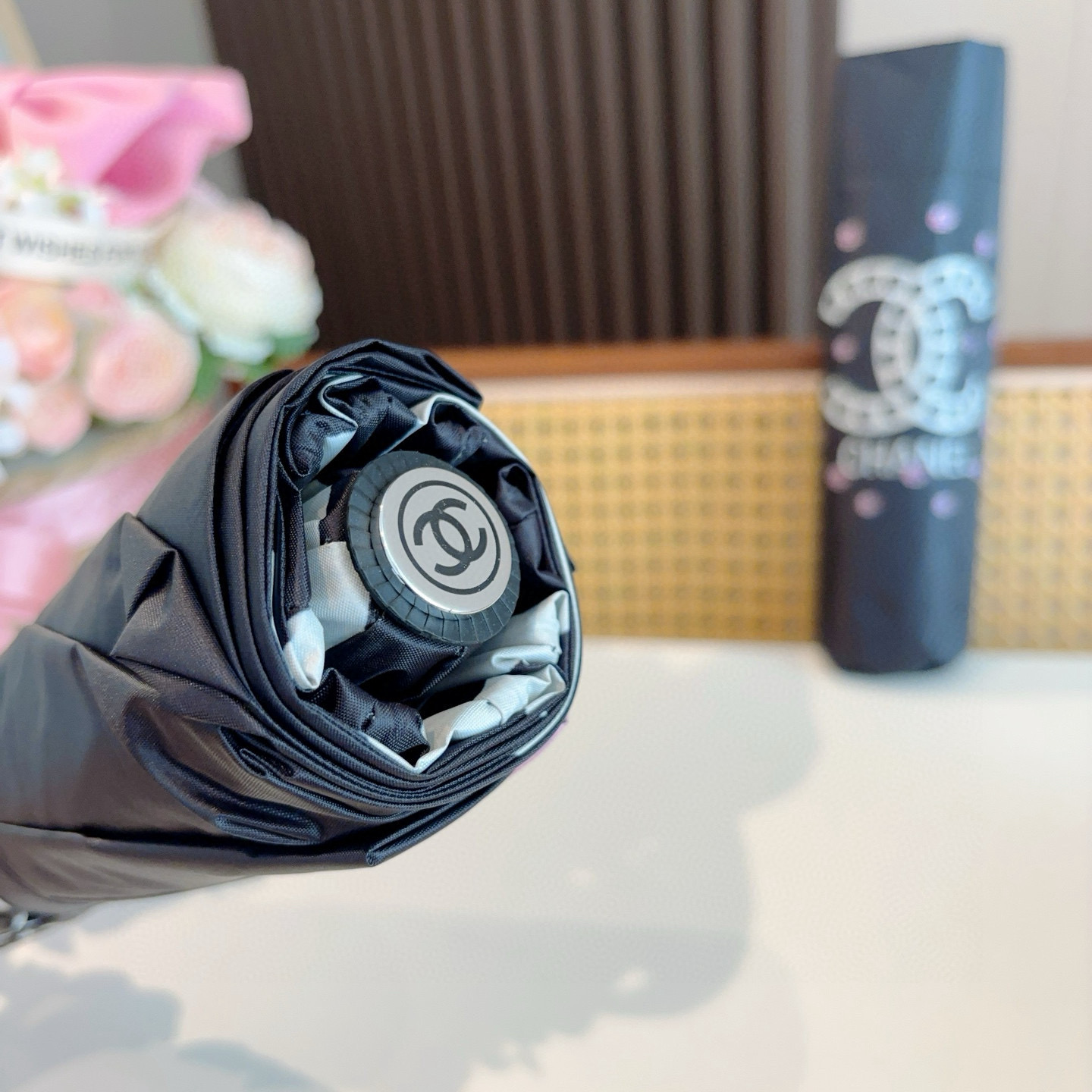  CHANEL（香奈儿）三折自动折叠晴雨伞 集合香奈儿灵魂LOGO为一体的设计风格高雅奢华 带在身上带来