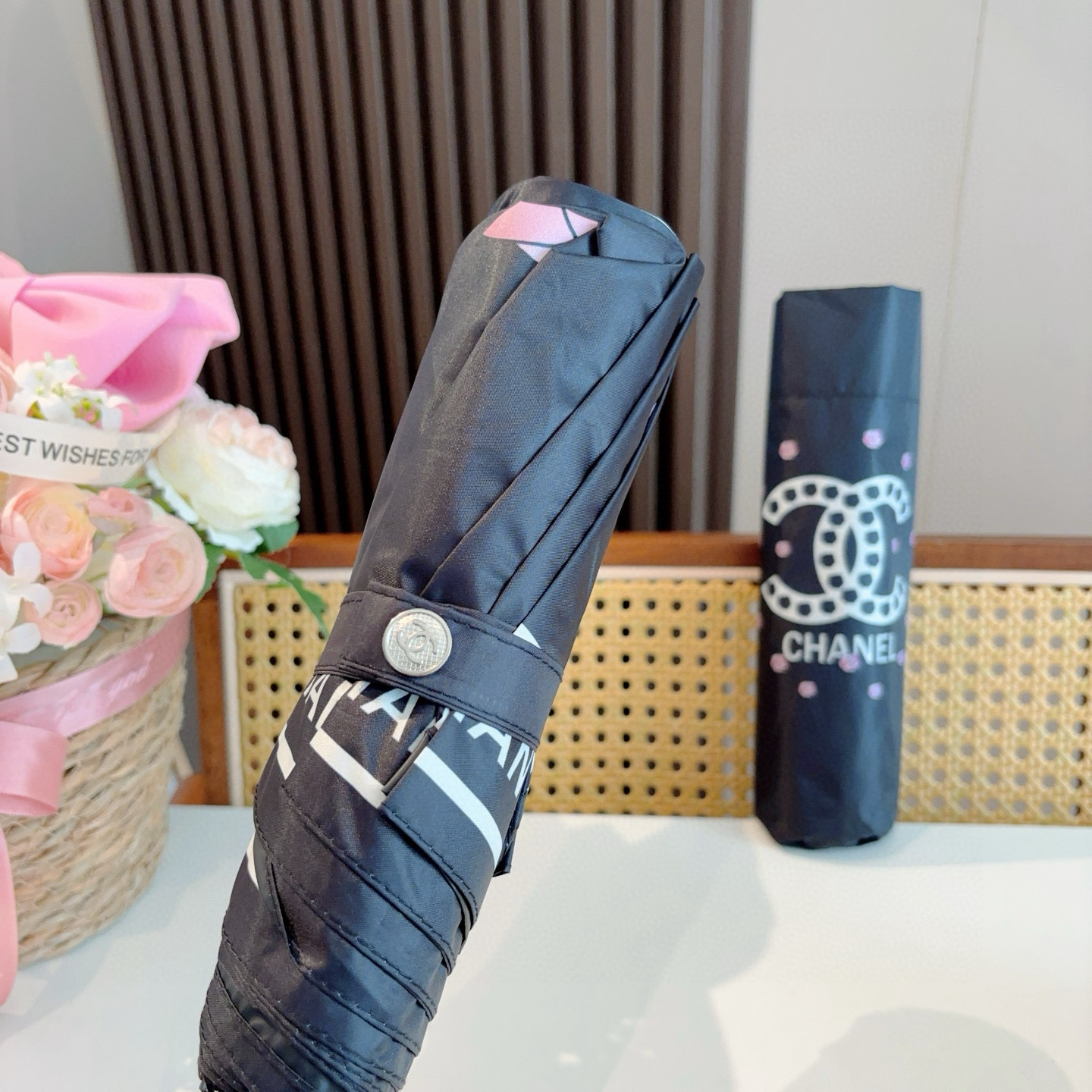  CHANEL（香奈儿）三折自动折叠晴雨伞 集合香奈儿灵魂LOGO为一体的设计风格高雅奢华 带在身上带来