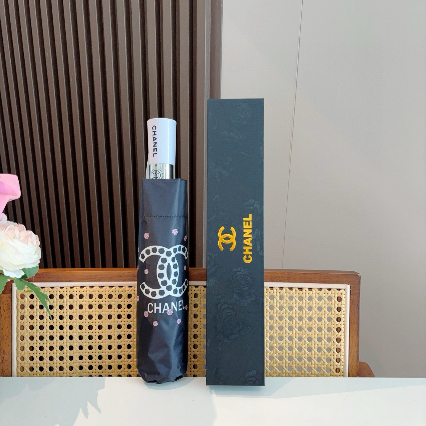  CHANEL（香奈儿）三折自动折叠晴雨伞 集合香奈儿灵魂LOGO为一体的设计风格高雅奢华 带在身上带来