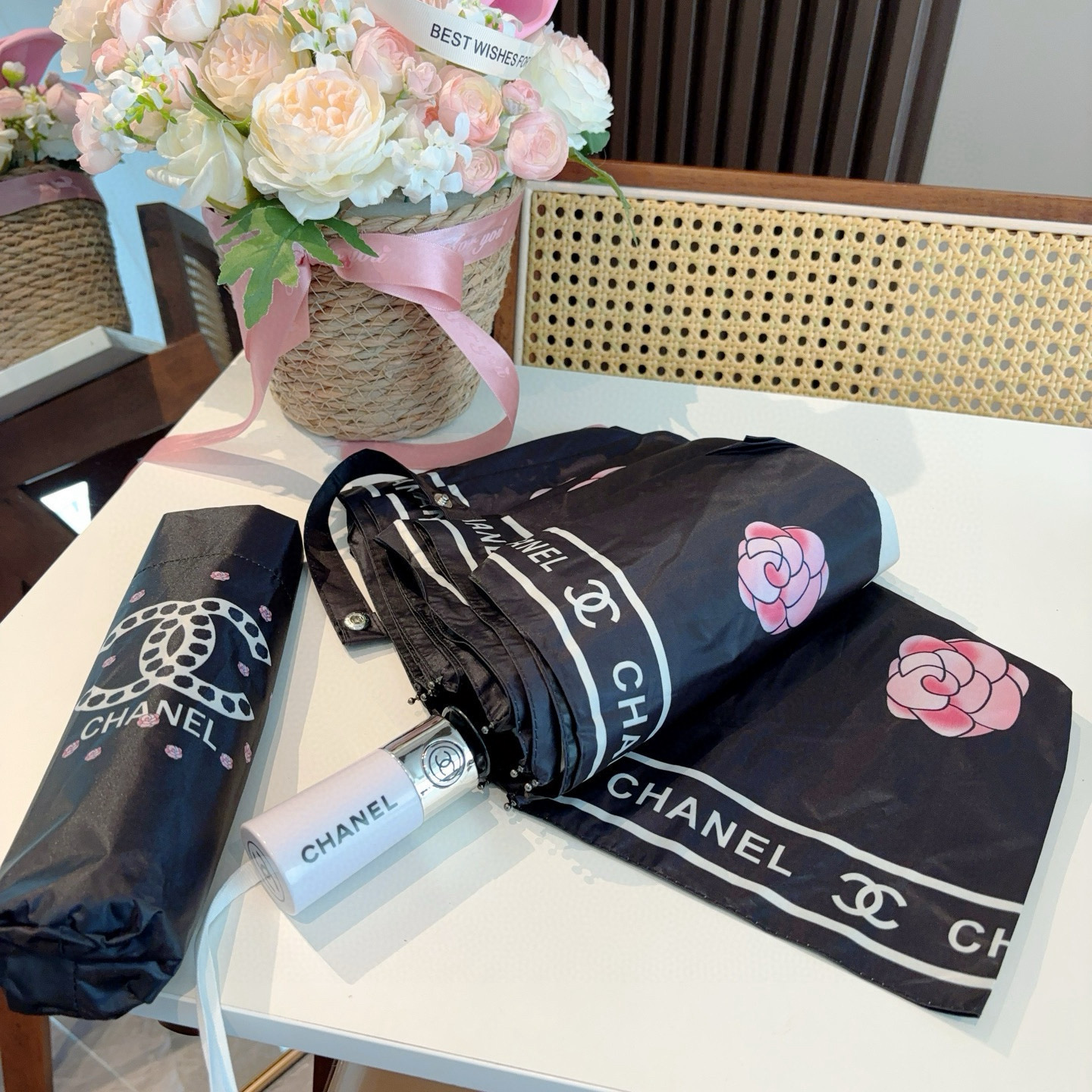  CHANEL（香奈儿）三折自动折叠晴雨伞 集合香奈儿灵魂LOGO为一体的设计风格高雅奢华 带在身上带来