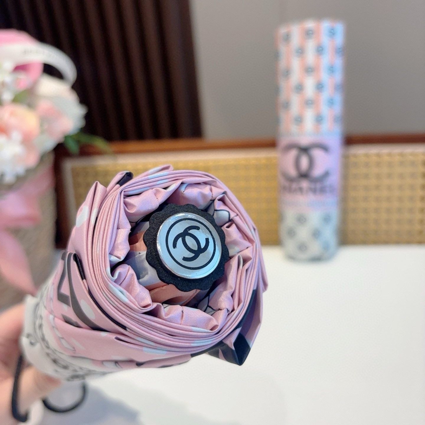  CHANEL（香奈儿）三折自动折叠晴雨伞 集合香奈儿灵魂LOGO为一体的设计风格高雅奢华 带在身上带来