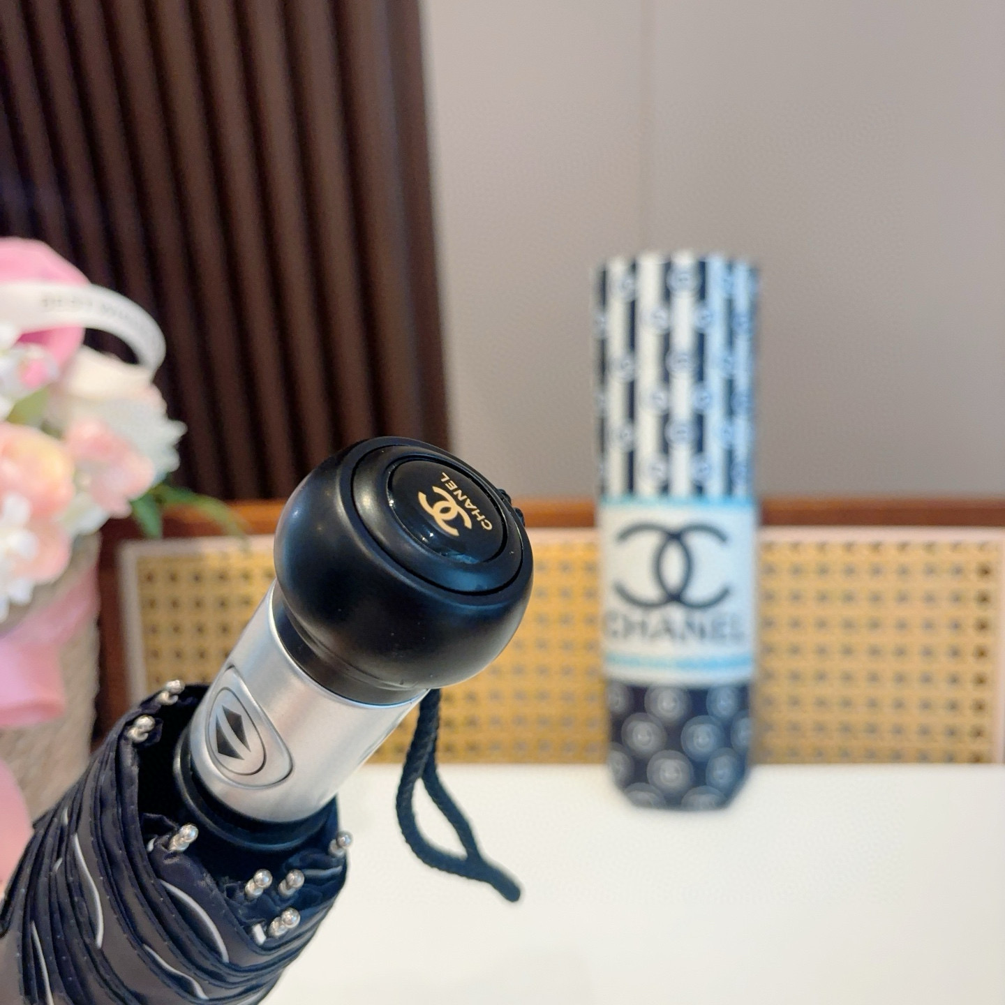  CHANEL（香奈儿）三折自动折叠晴雨伞 集合香奈儿灵魂LOGO为一体的设计风格高雅奢华 带在身上带来