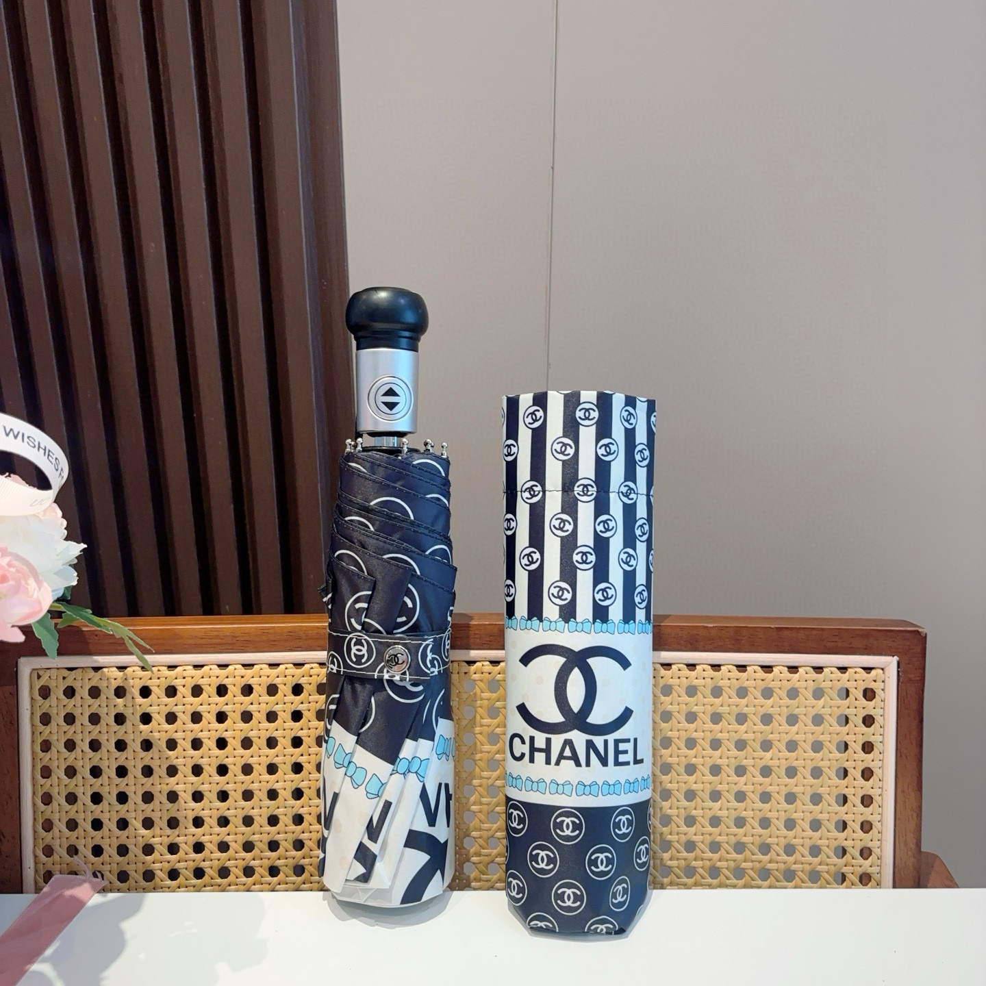  CHANEL（香奈儿）三折自动折叠晴雨伞 集合香奈儿灵魂LOGO为一体的设计风格高雅奢华 带在身上带来