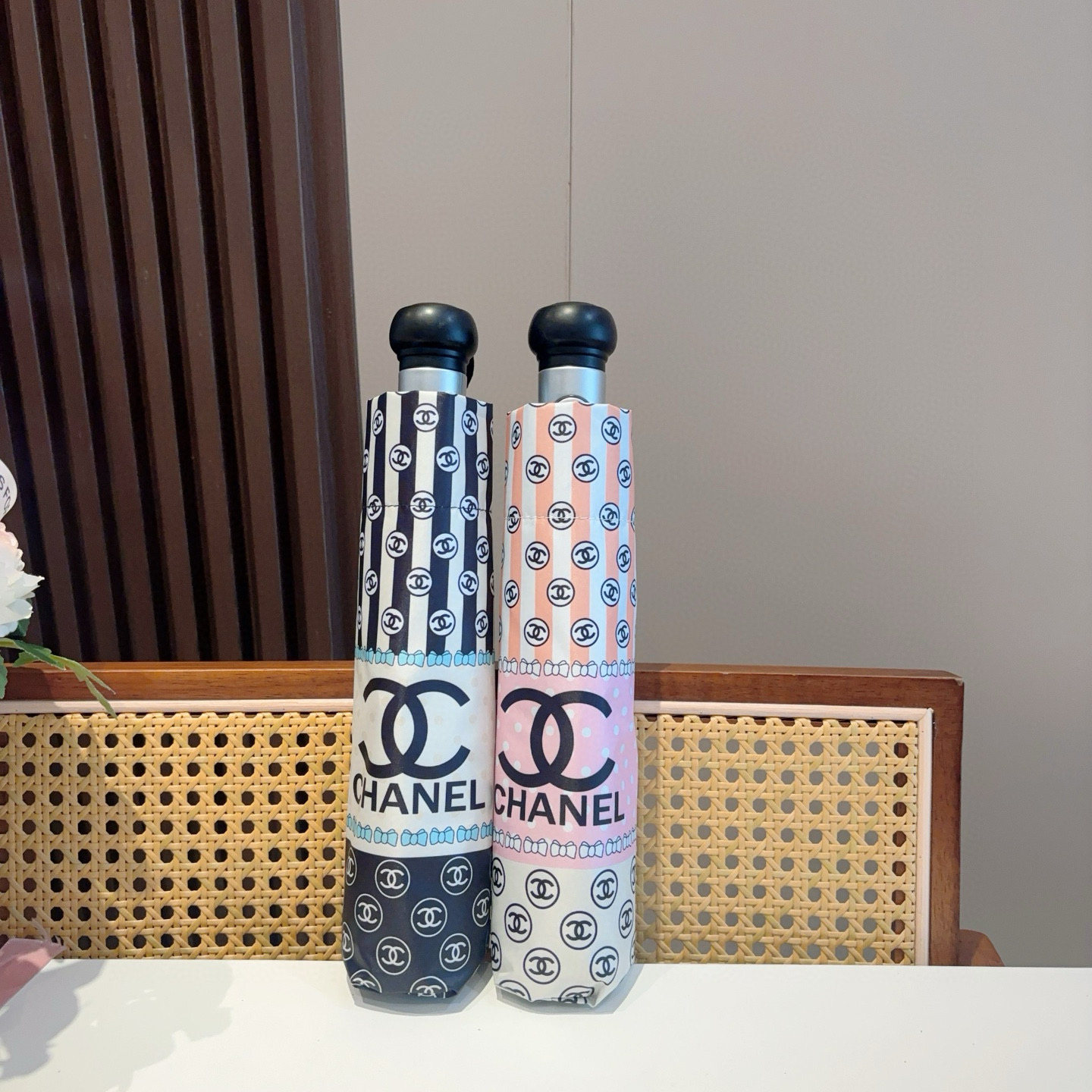  CHANEL（香奈儿）三折自动折叠晴雨伞 集合香奈儿灵魂LOGO为一体的设计风格高雅奢华 带在身上带来