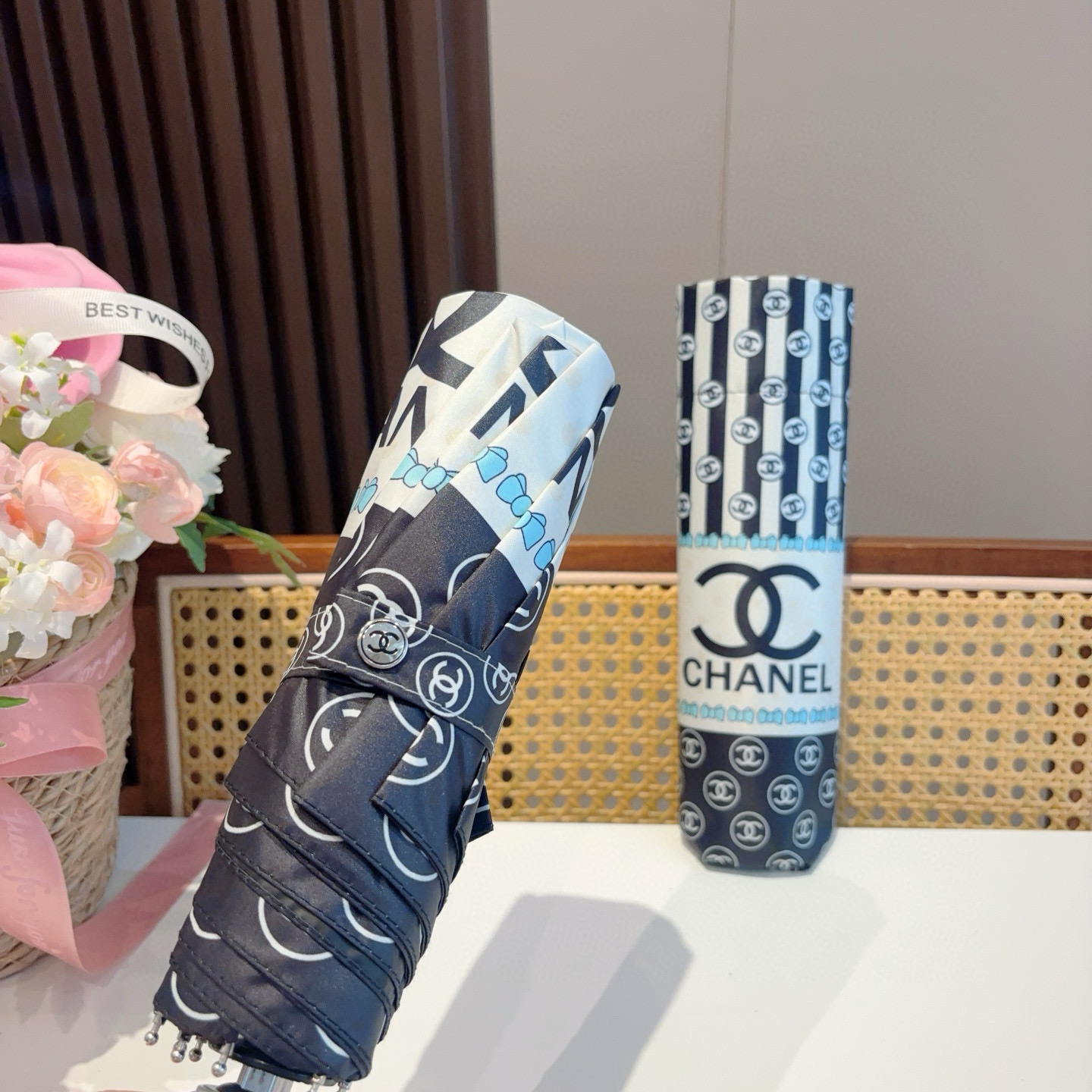  CHANEL（香奈儿）三折自动折叠晴雨伞 集合香奈儿灵魂LOGO为一体的设计风格高雅奢华 带在身上带来