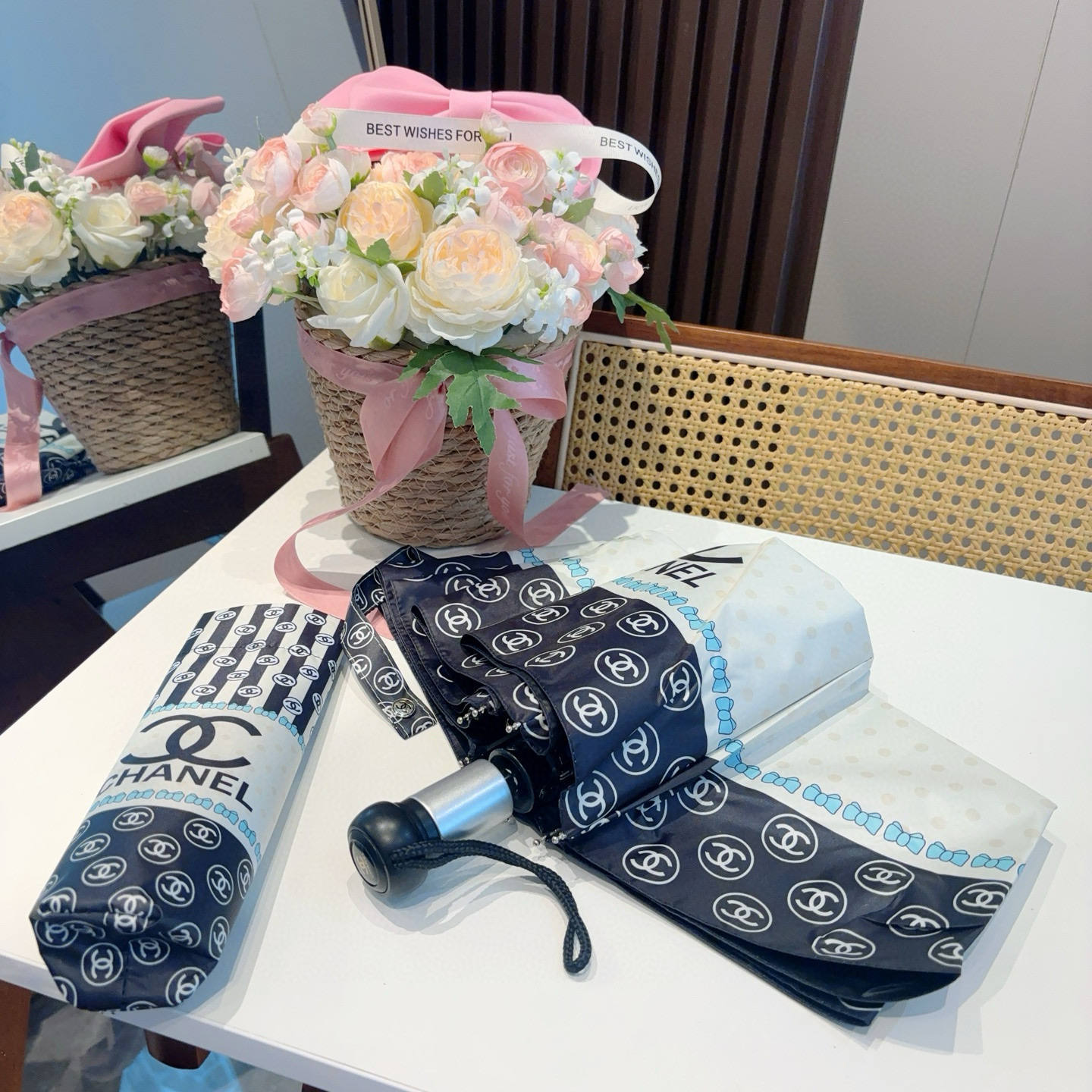  CHANEL（香奈儿）三折自动折叠晴雨伞 集合香奈儿灵魂LOGO为一体的设计风格高雅奢华 带在身上带来