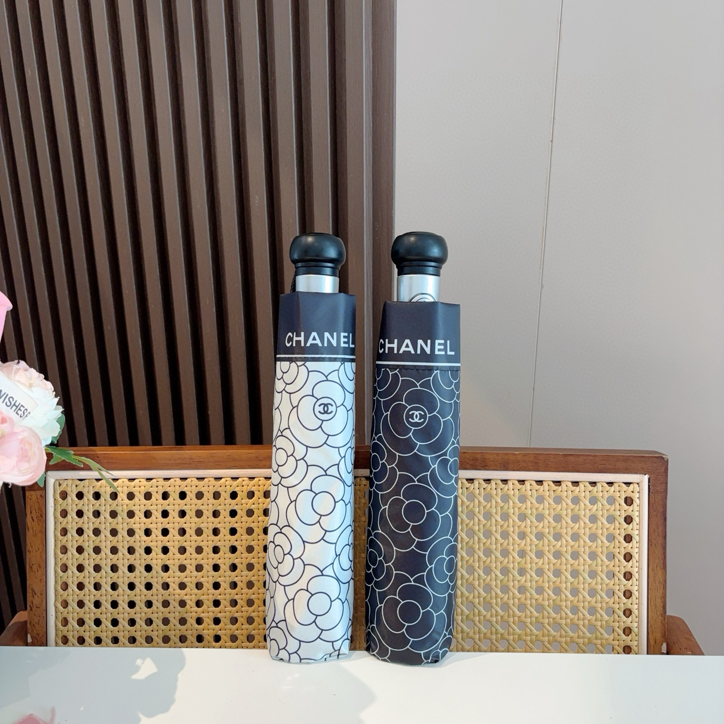  CHANEL（香奈儿）三折自动折叠晴雨伞 集合香奈儿灵魂LOGO为一体的设计风格高雅奢华 带在身上带来