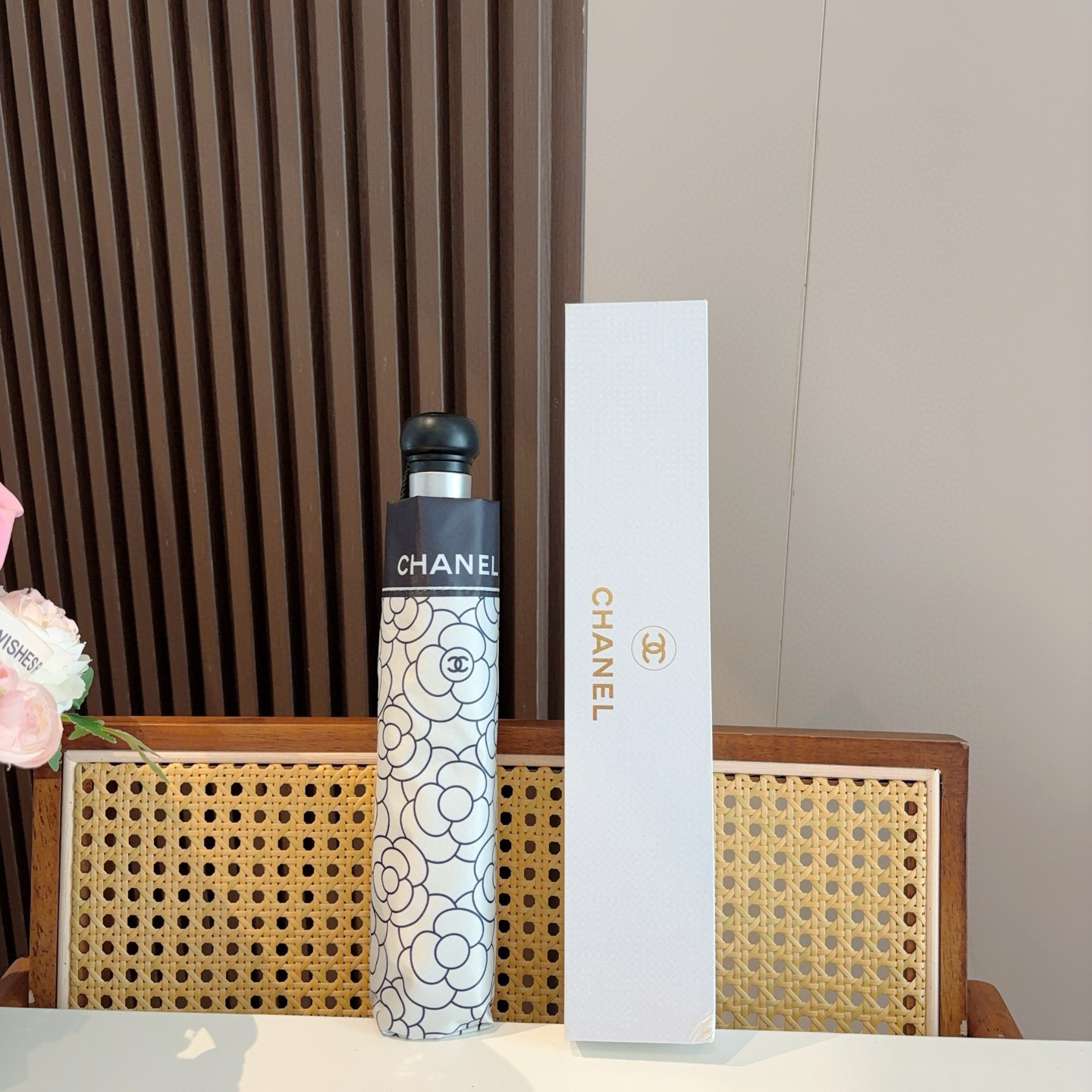 CHANEL（香奈儿）三折自动折叠晴雨伞 集合香奈儿灵魂LOGO为一体的设计风格高雅奢华 带在身上带来