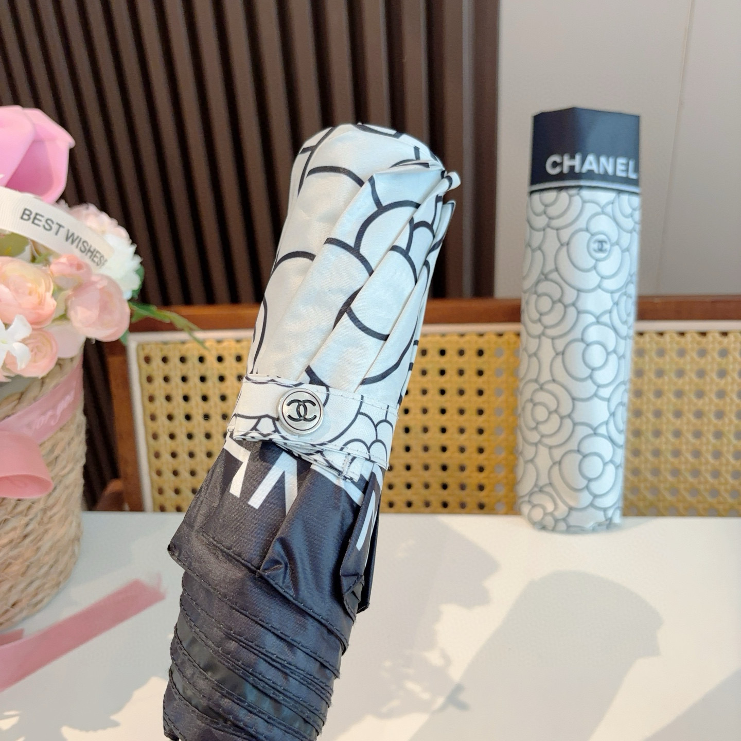  CHANEL（香奈儿）三折自动折叠晴雨伞 集合香奈儿灵魂LOGO为一体的设计风格高雅奢华 带在身上带来