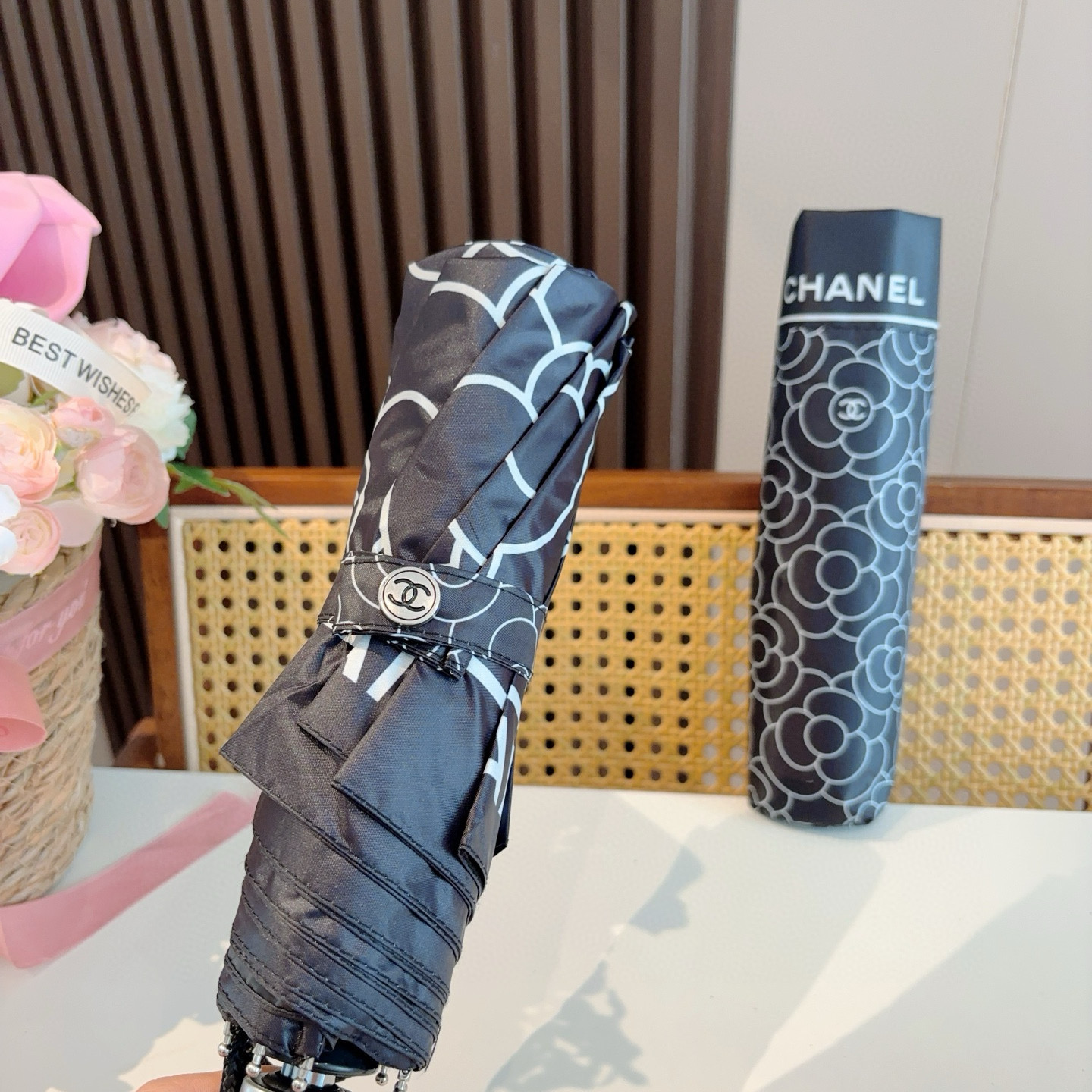  CHANEL（香奈儿）三折自动折叠晴雨伞 集合香奈儿灵魂LOGO为一体的设计风格高雅奢华 带在身上带来