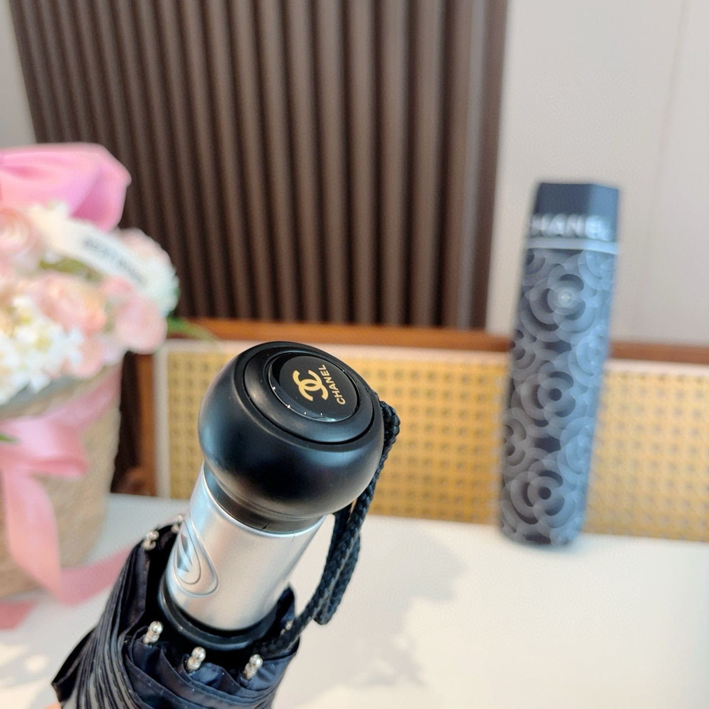  CHANEL（香奈儿）三折自动折叠晴雨伞 集合香奈儿灵魂LOGO为一体的设计风格高雅奢华 带在身上带来