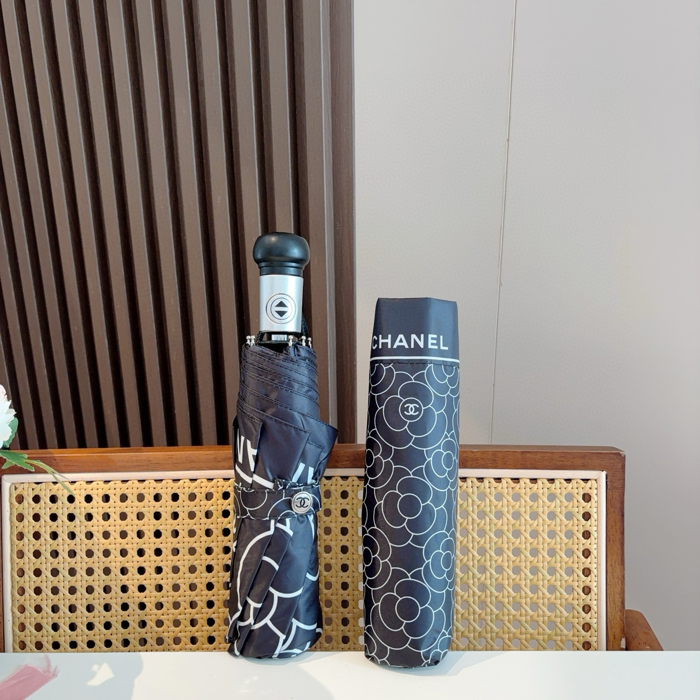  CHANEL（香奈儿）三折自动折叠晴雨伞 集合香奈儿灵魂LOGO为一体的设计风格高雅奢华 带在身上带来