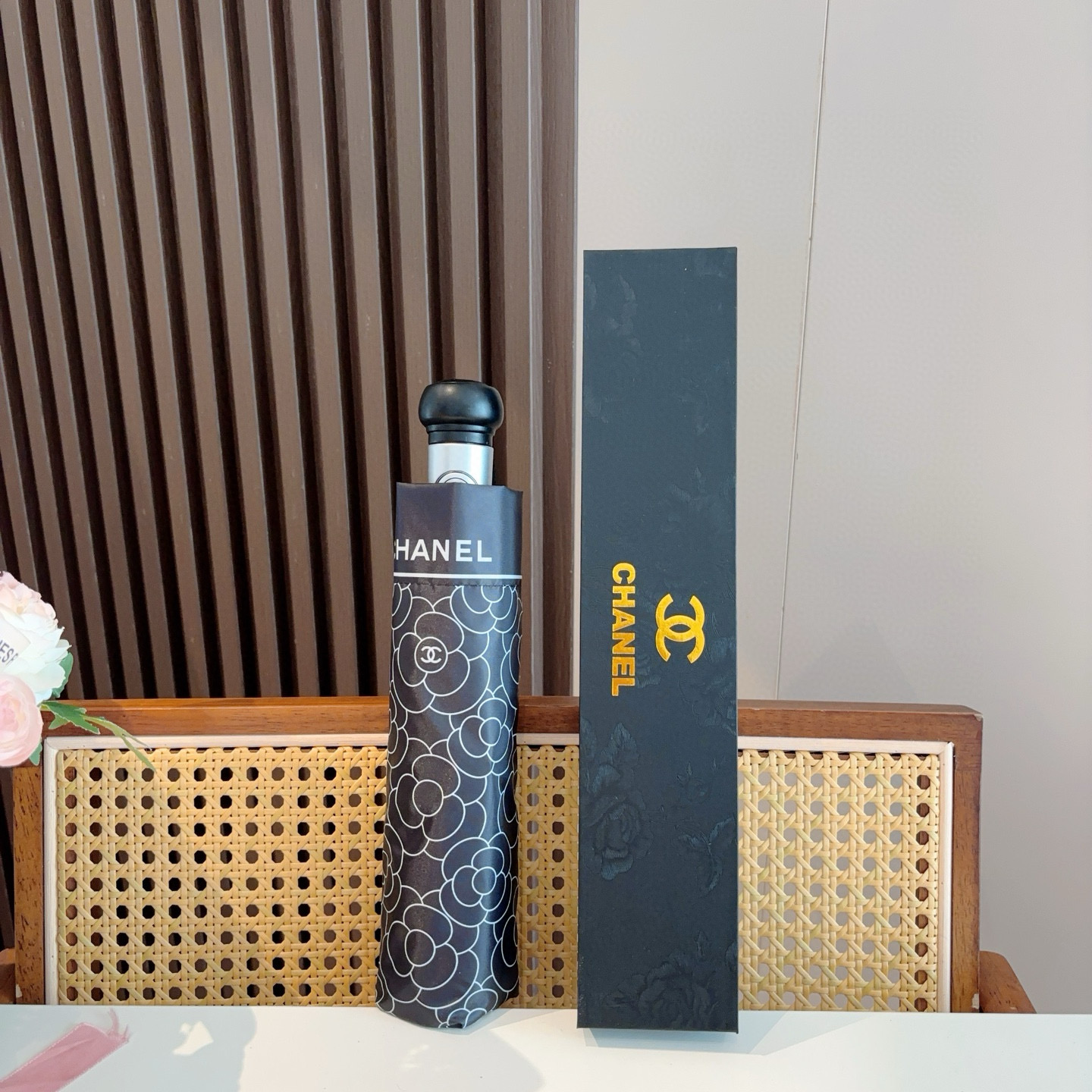  CHANEL（香奈儿）三折自动折叠晴雨伞 集合香奈儿灵魂LOGO为一体的设计风格高雅奢华 带在身上带来