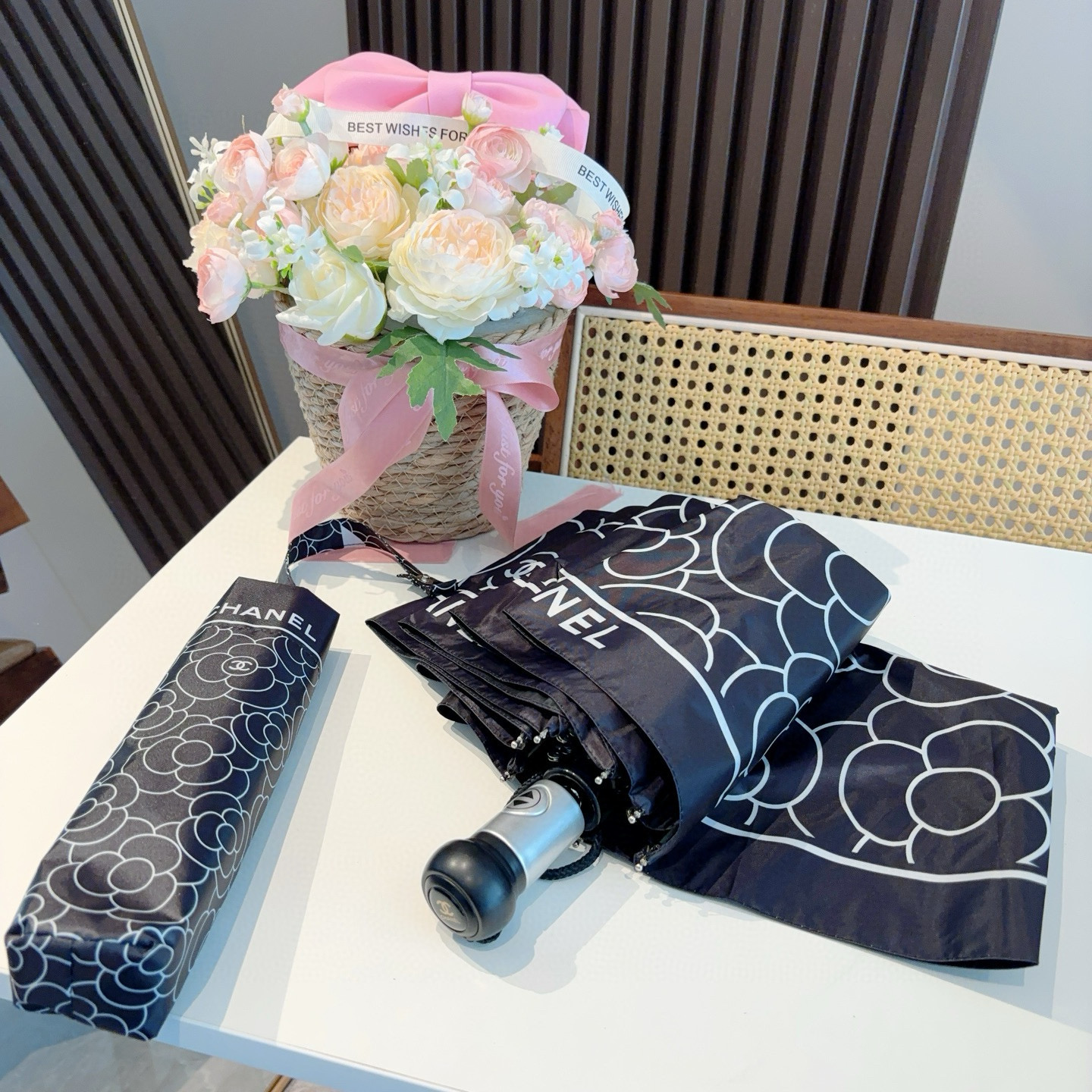  CHANEL（香奈儿）三折自动折叠晴雨伞 集合香奈儿灵魂LOGO为一体的设计风格高雅奢华 带在身上带来