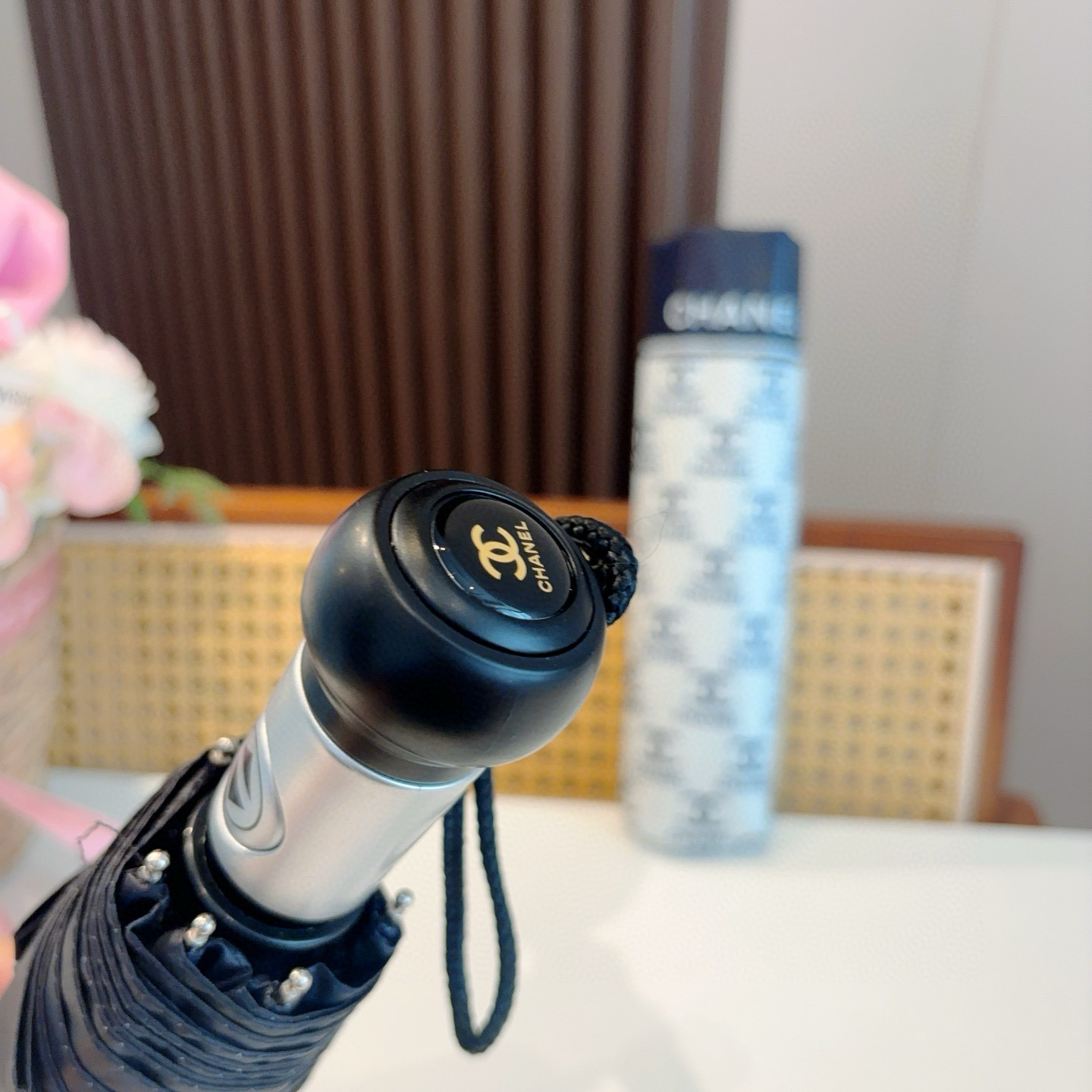  CHANEL（香奈儿）三折自动折叠晴雨伞 集合香奈儿灵魂LOGO为一体的设计风格高雅奢华 带在身上带来