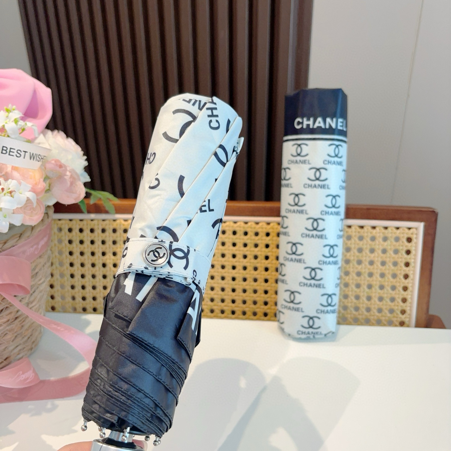  CHANEL（香奈儿）三折自动折叠晴雨伞 集合香奈儿灵魂LOGO为一体的设计风格高雅奢华 带在身上带来