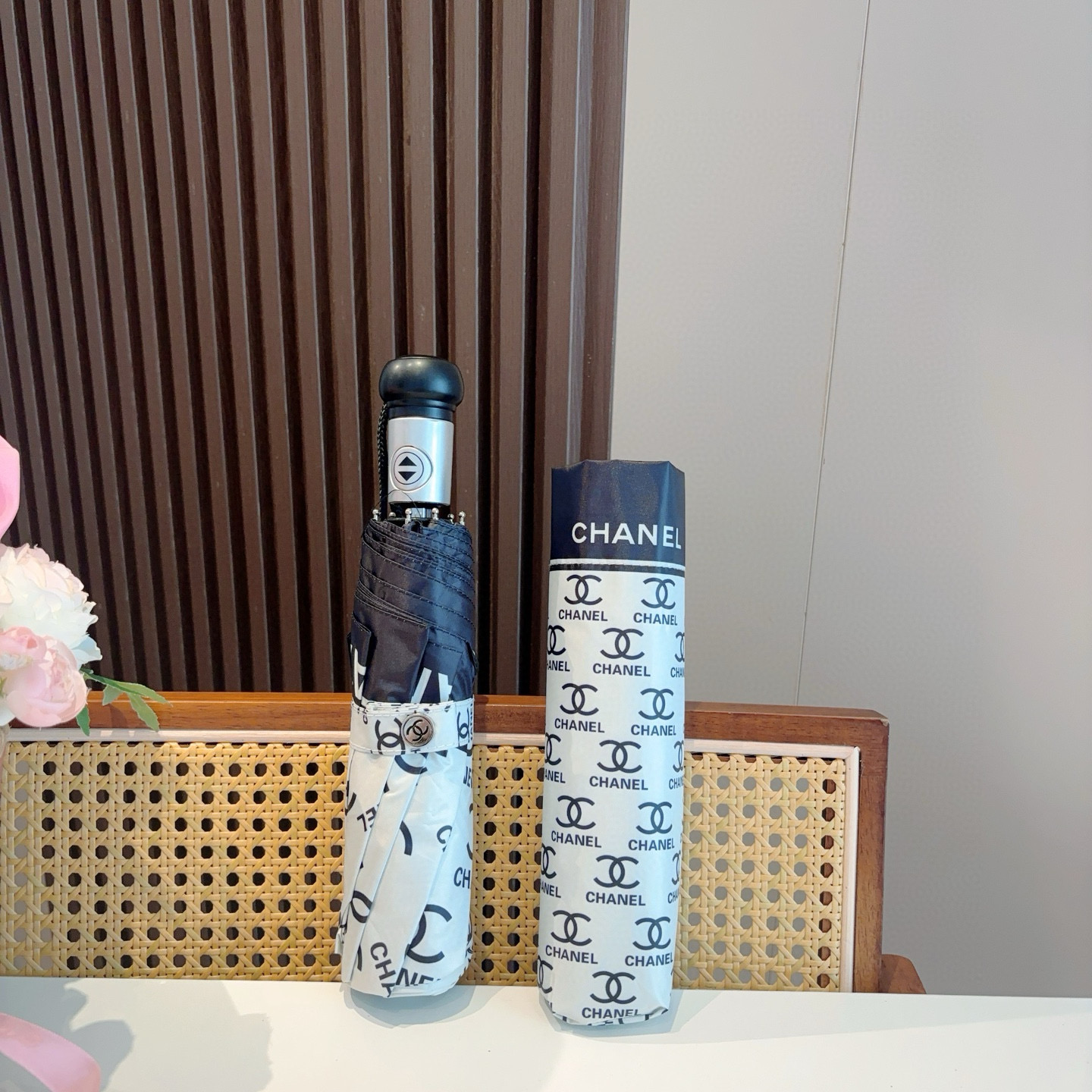  CHANEL（香奈儿）三折自动折叠晴雨伞 集合香奈儿灵魂LOGO为一体的设计风格高雅奢华 带在身上带来
