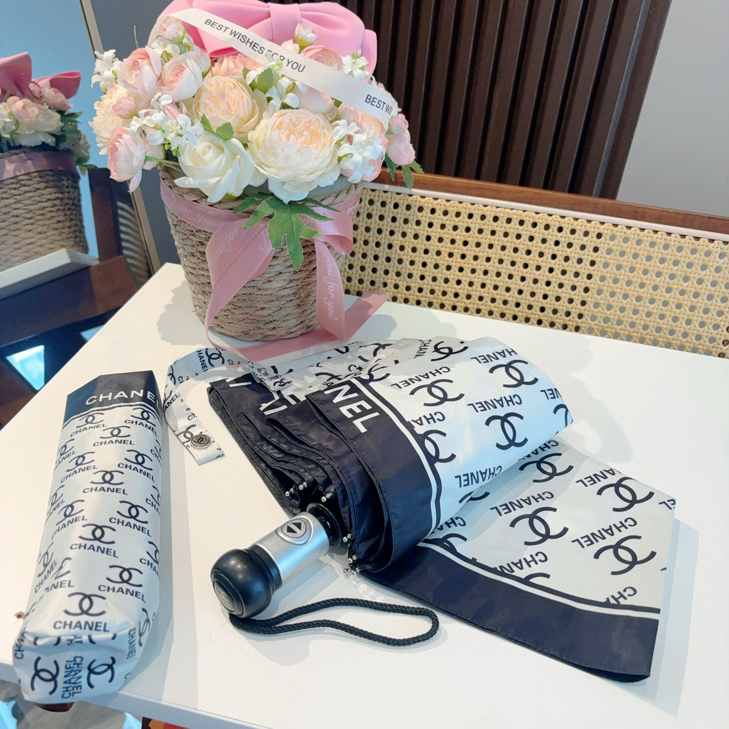  CHANEL（香奈儿）三折自动折叠晴雨伞 集合香奈儿灵魂LOGO为一体的设计风格高雅奢华 带在身上带来