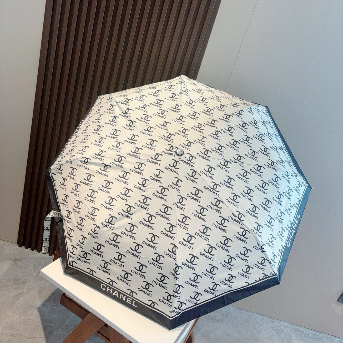  CHANEL（香奈儿）三折自动折叠晴雨伞 集合香奈儿灵魂LOGO为一体的设计风格高雅奢华 带在身上带来