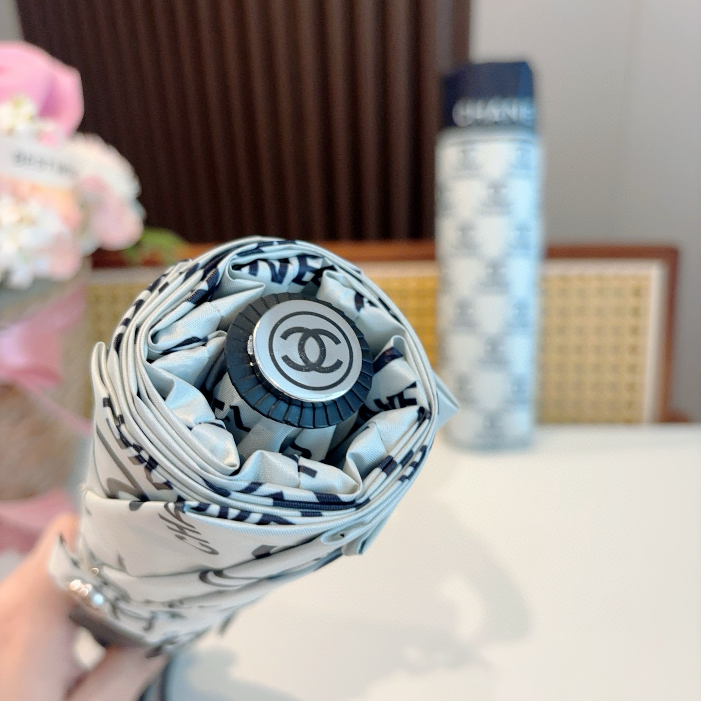 CHANEL（香奈儿）三折自动折叠晴雨伞 集合香奈儿灵魂LOGO为一体的设计风格高雅奢华 带在身上带来