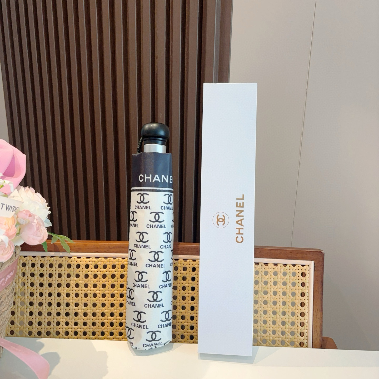  CHANEL（香奈儿）三折自动折叠晴雨伞 集合香奈儿灵魂LOGO为一体的设计风格高雅奢华 带在身上带来