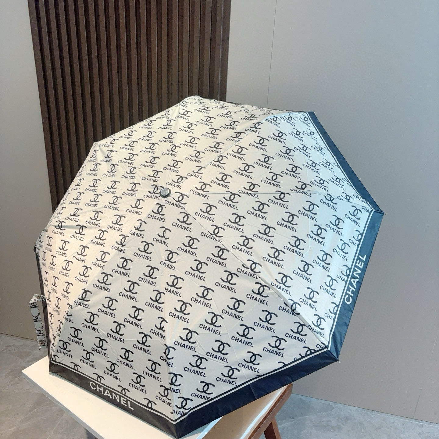  CHANEL（香奈儿）三折自动折叠晴雨伞 集合香奈儿灵魂LOGO为一体的设计风格高雅奢华 带在身上带来