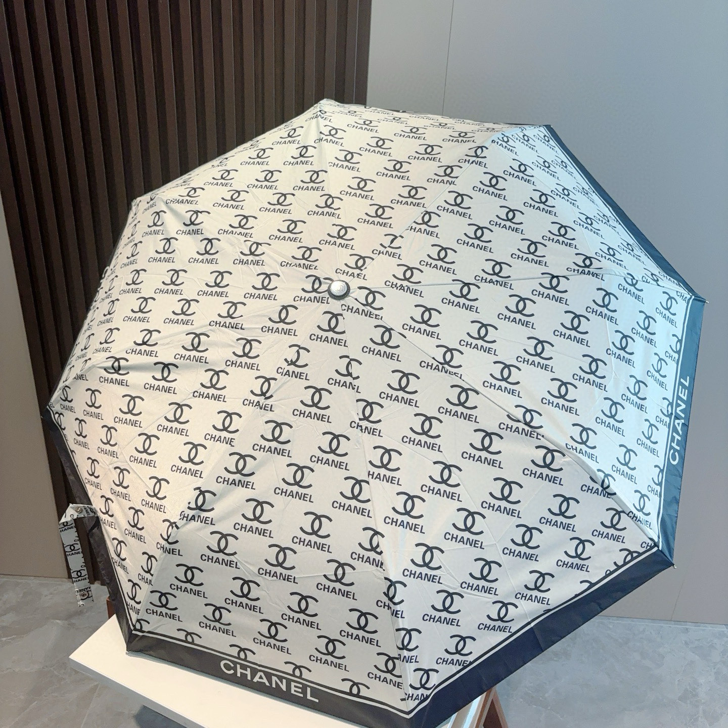  CHANEL（香奈儿）三折自动折叠晴雨伞 集合香奈儿灵魂LOGO为一体的设计风格高雅奢华 带在身上带来
