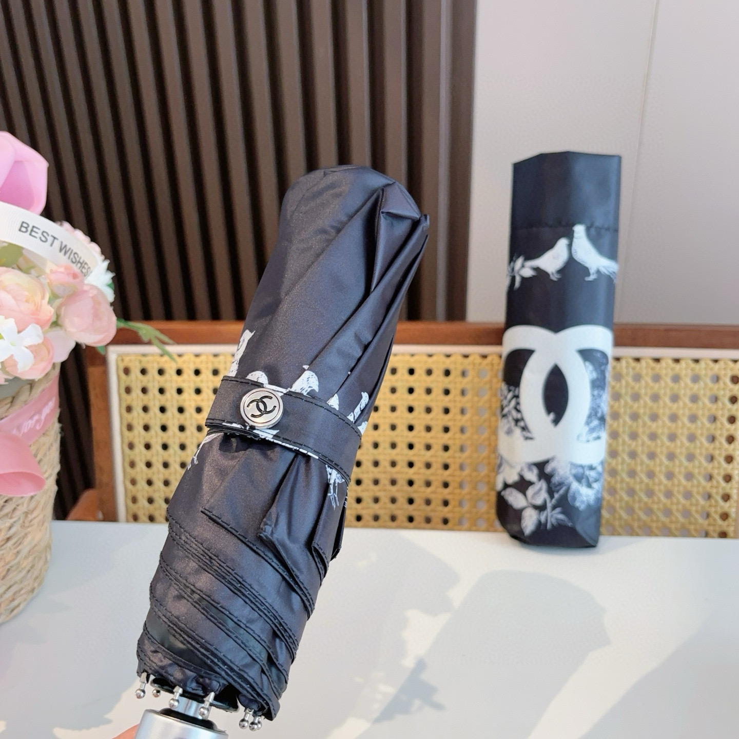  CHANEL（香奈儿）三折自动折叠晴雨伞 集合香奈儿灵魂LOGO为一体的设计风格高雅奢华 带在身上带来