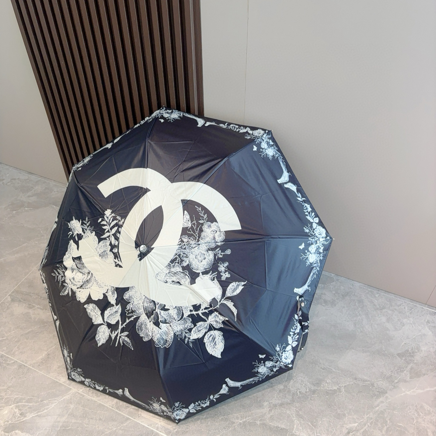  CHANEL（香奈儿）三折自动折叠晴雨伞 集合香奈儿灵魂LOGO为一体的设计风格高雅奢华 带在身上带来