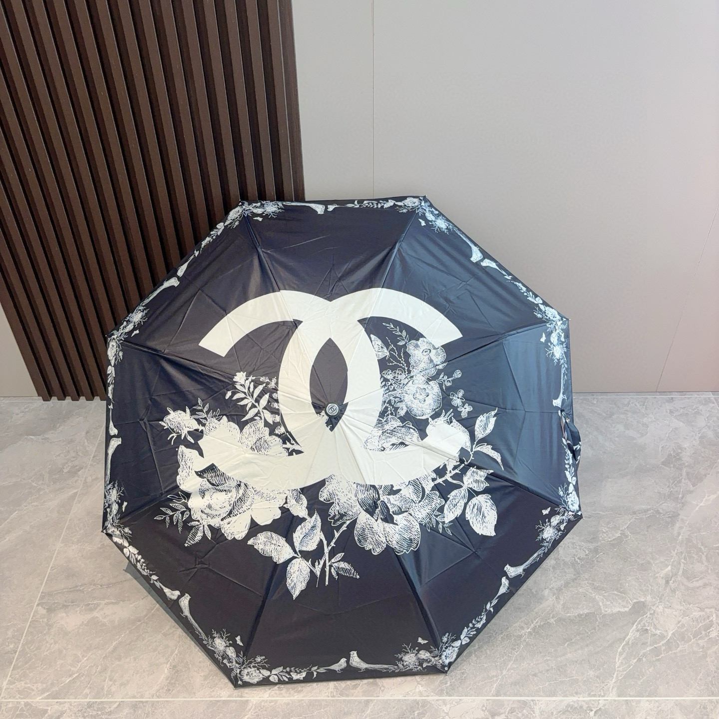  CHANEL（香奈儿）三折自动折叠晴雨伞 集合香奈儿灵魂LOGO为一体的设计风格高雅奢华 带在身上带来