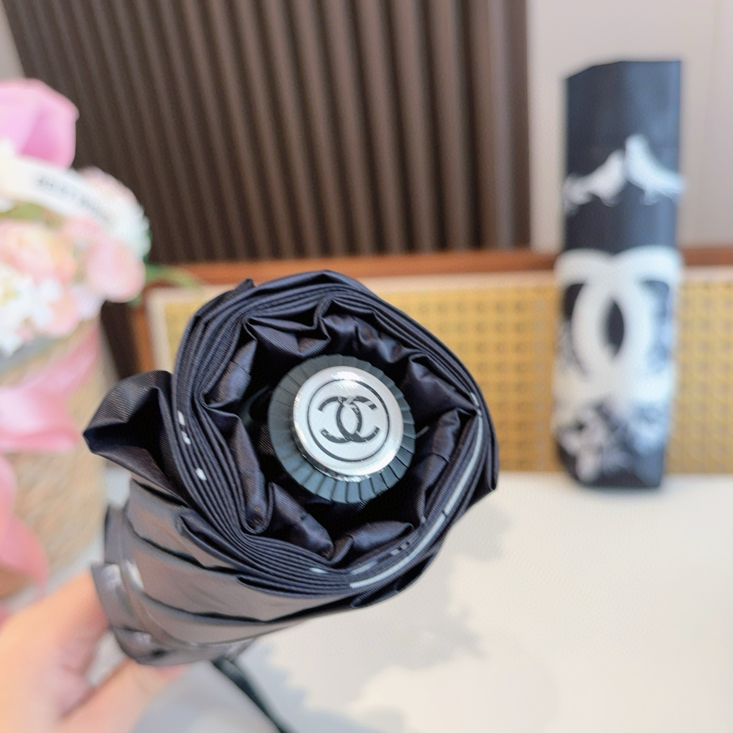  CHANEL（香奈儿）三折自动折叠晴雨伞 集合香奈儿灵魂LOGO为一体的设计风格高雅奢华 带在身上带来