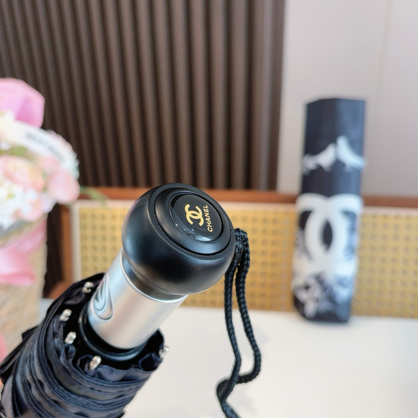  CHANEL（香奈儿）三折自动折叠晴雨伞 集合香奈儿灵魂LOGO为一体的设计风格高雅奢华 带在身上带来