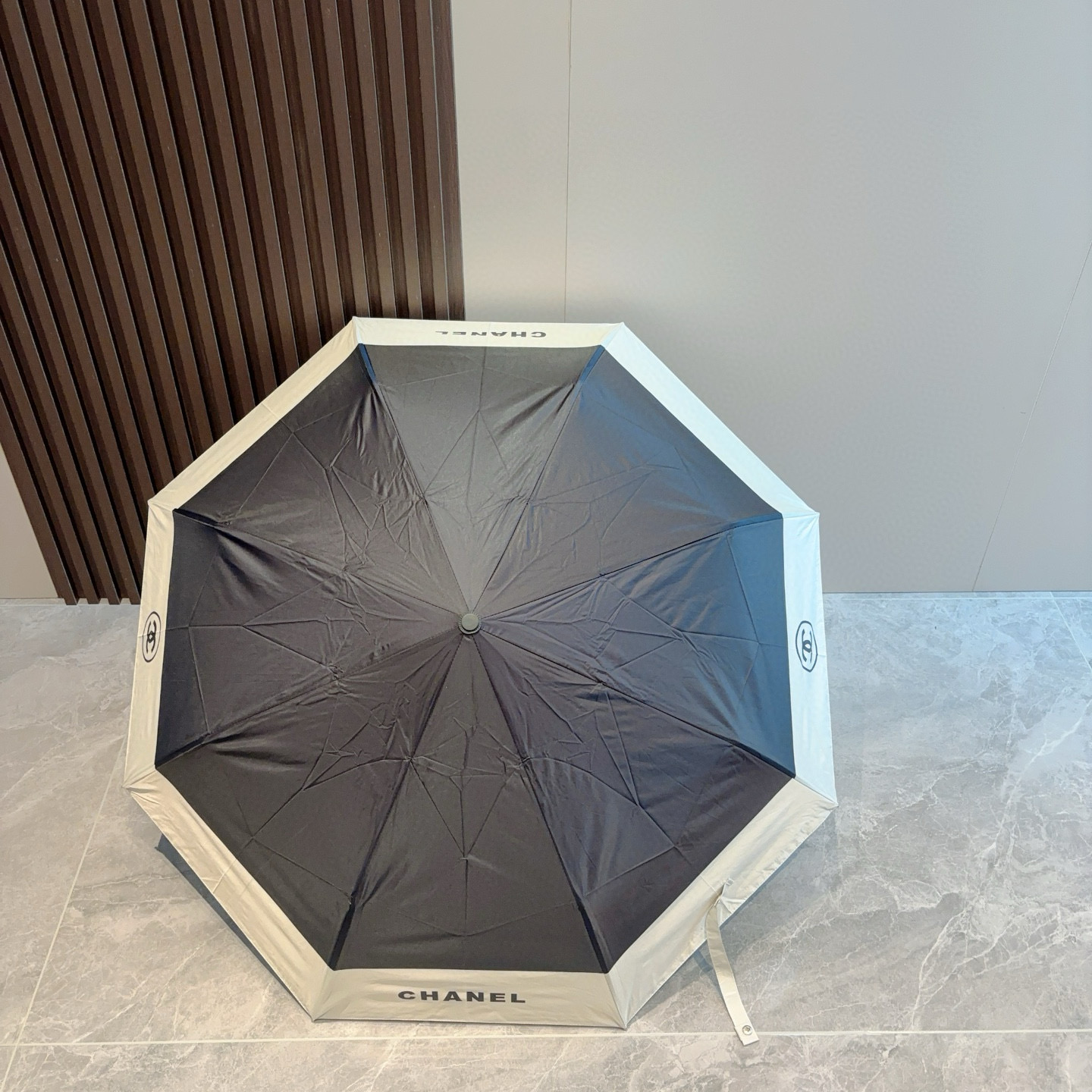  CHANEL（香奈儿）三折自动折叠晴雨伞 集合香奈儿灵魂LOGO为一体的设计风格高雅奢华 带在身上带来