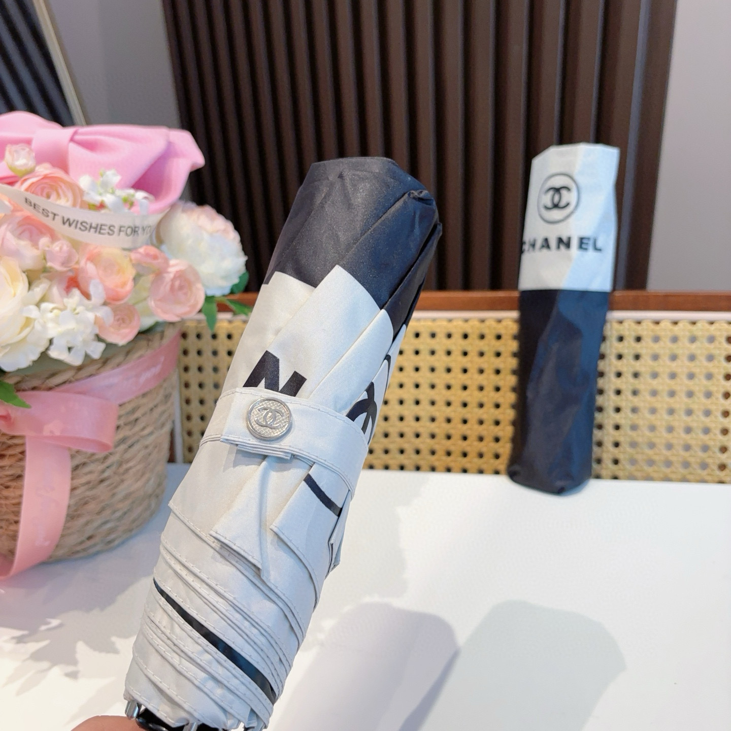  CHANEL（香奈儿）三折自动折叠晴雨伞 集合香奈儿灵魂LOGO为一体的设计风格高雅奢华 带在身上带来