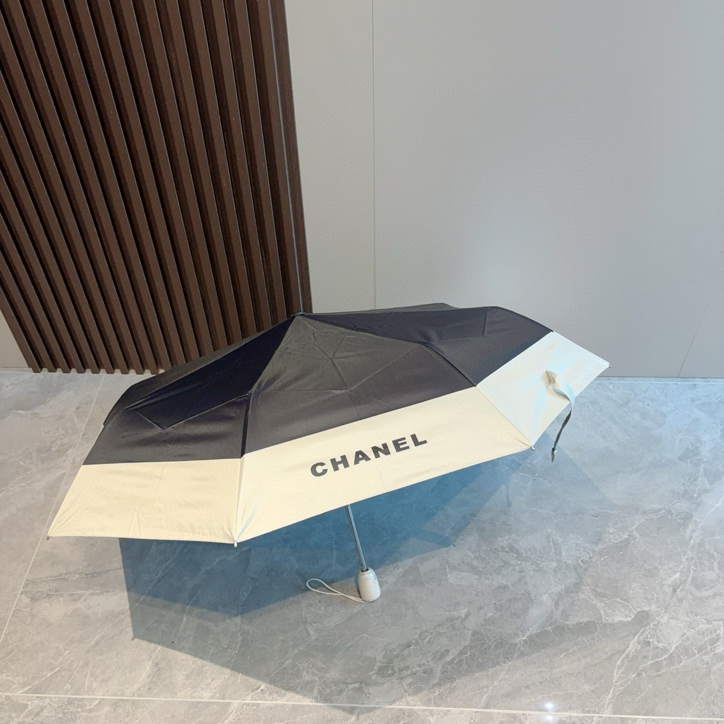  CHANEL（香奈儿）三折自动折叠晴雨伞 集合香奈儿灵魂LOGO为一体的设计风格高雅奢华 带在身上带来