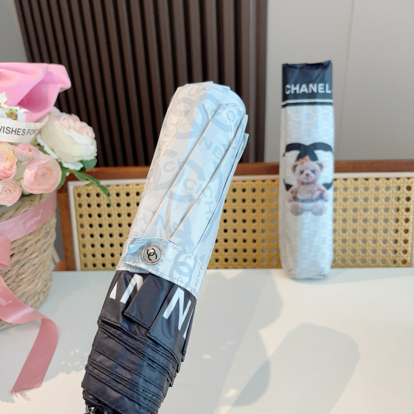  CHANEL（香奈儿）三折自动折叠晴雨伞 集合香奈儿灵魂LOGO为一体的设计风格高雅奢华 带在身上带来
