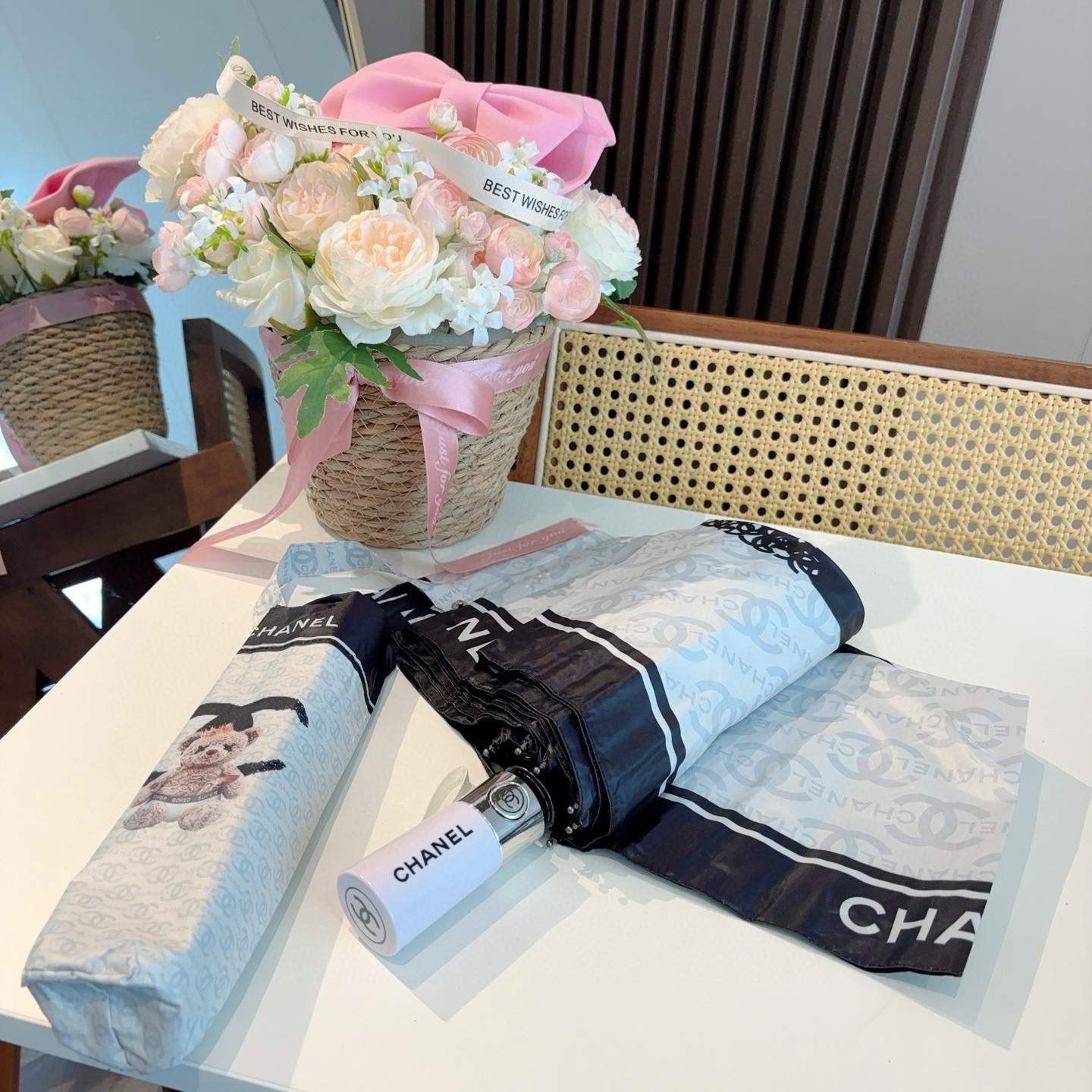  CHANEL（香奈儿）三折自动折叠晴雨伞 集合香奈儿灵魂LOGO为一体的设计风格高雅奢华 带在身上带来