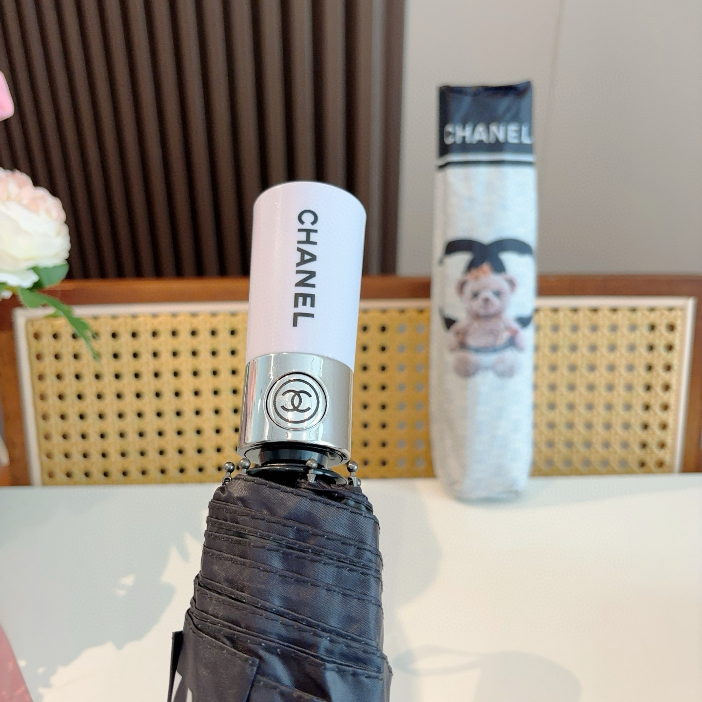  CHANEL（香奈儿）三折自动折叠晴雨伞 集合香奈儿灵魂LOGO为一体的设计风格高雅奢华 带在身上带来