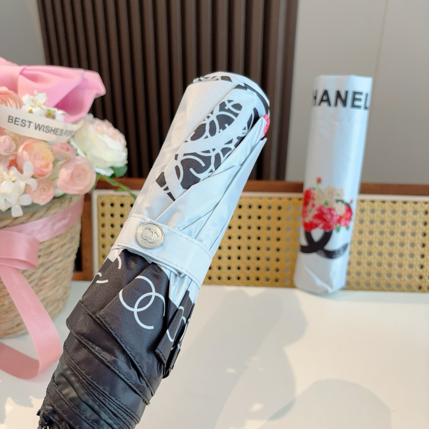  CHANEL（香奈儿）三折自动折叠晴雨伞 集合香奈儿灵魂LOGO为一体的设计风格高雅奢华 带在身上带来