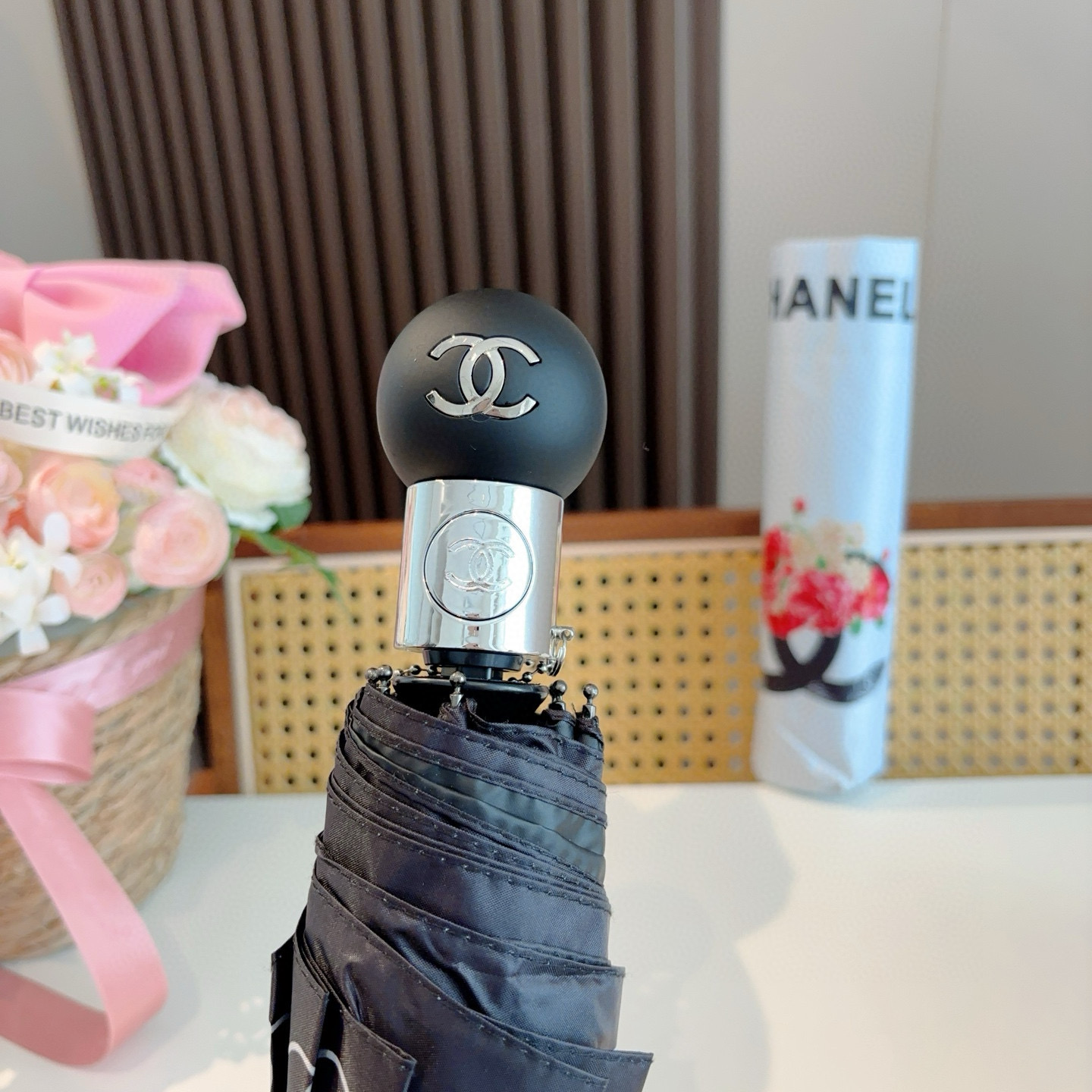  CHANEL（香奈儿）三折自动折叠晴雨伞 集合香奈儿灵魂LOGO为一体的设计风格高雅奢华 带在身上带来